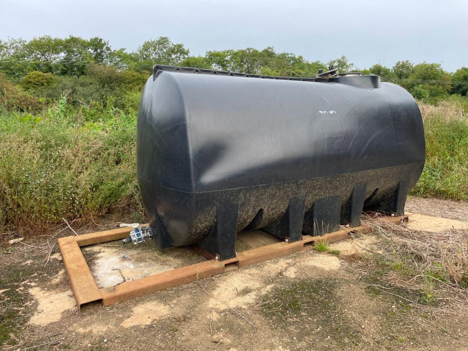 Enduramaxx 13,000ltr plastic tank on tine mounted frame - Image 2 of 2