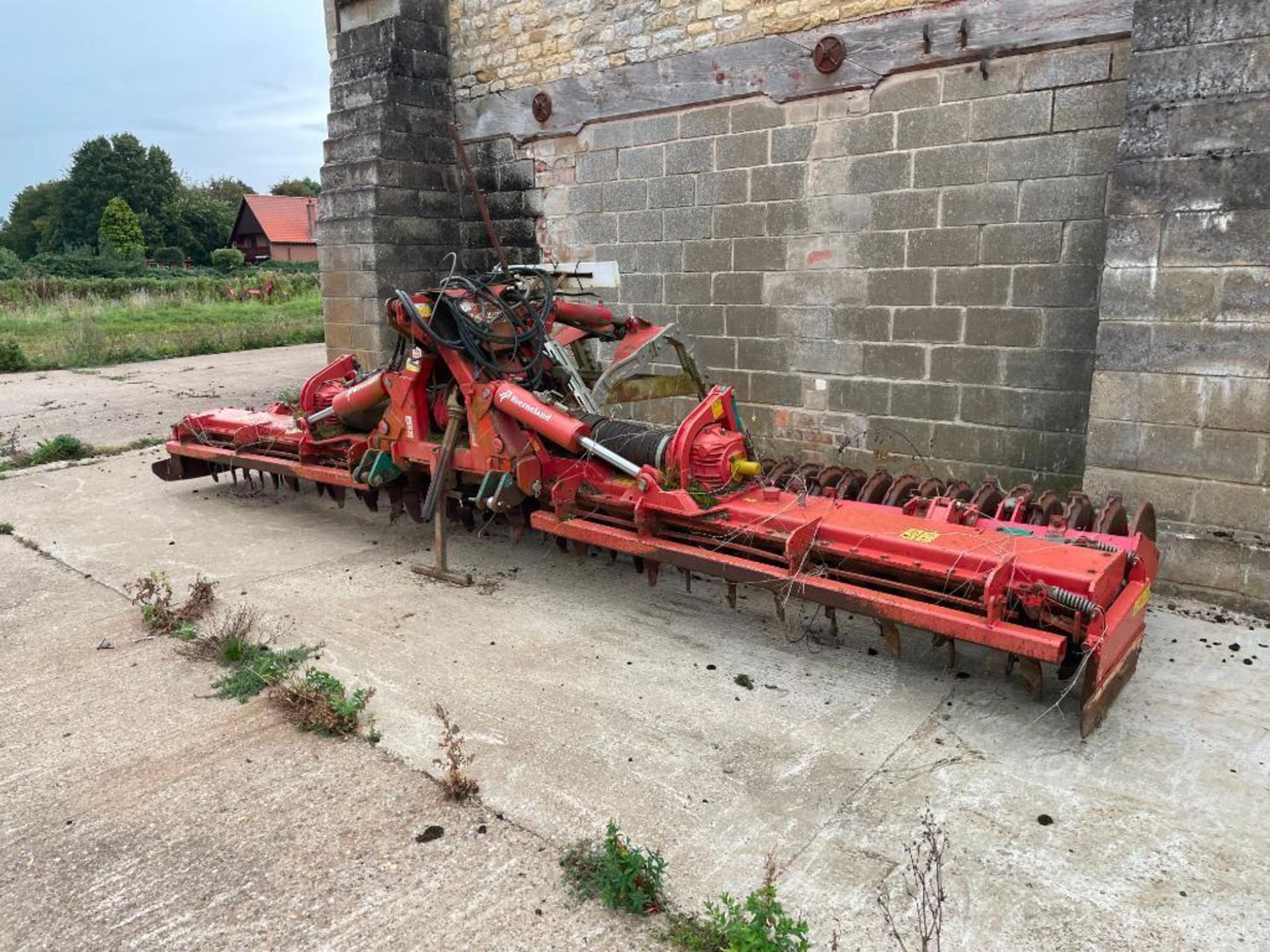 2008 Kverneland NGS/601/F40 6m hydraulic folding power harrow with rear Kerner packer and rear linka - Image 7 of 12