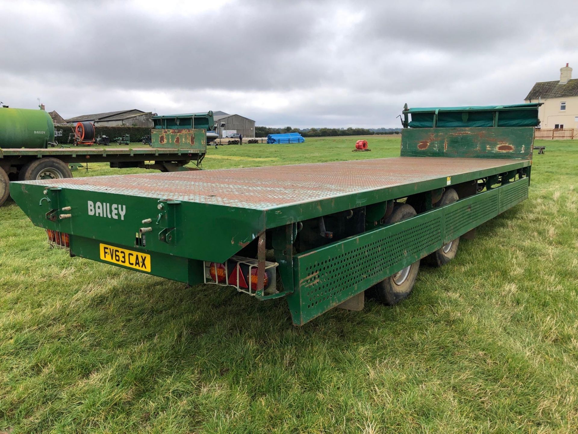 2012 Bailey 26ft flat bed box trailer with manual rollover sheet, hydraulic side platform, air brake - Image 3 of 6