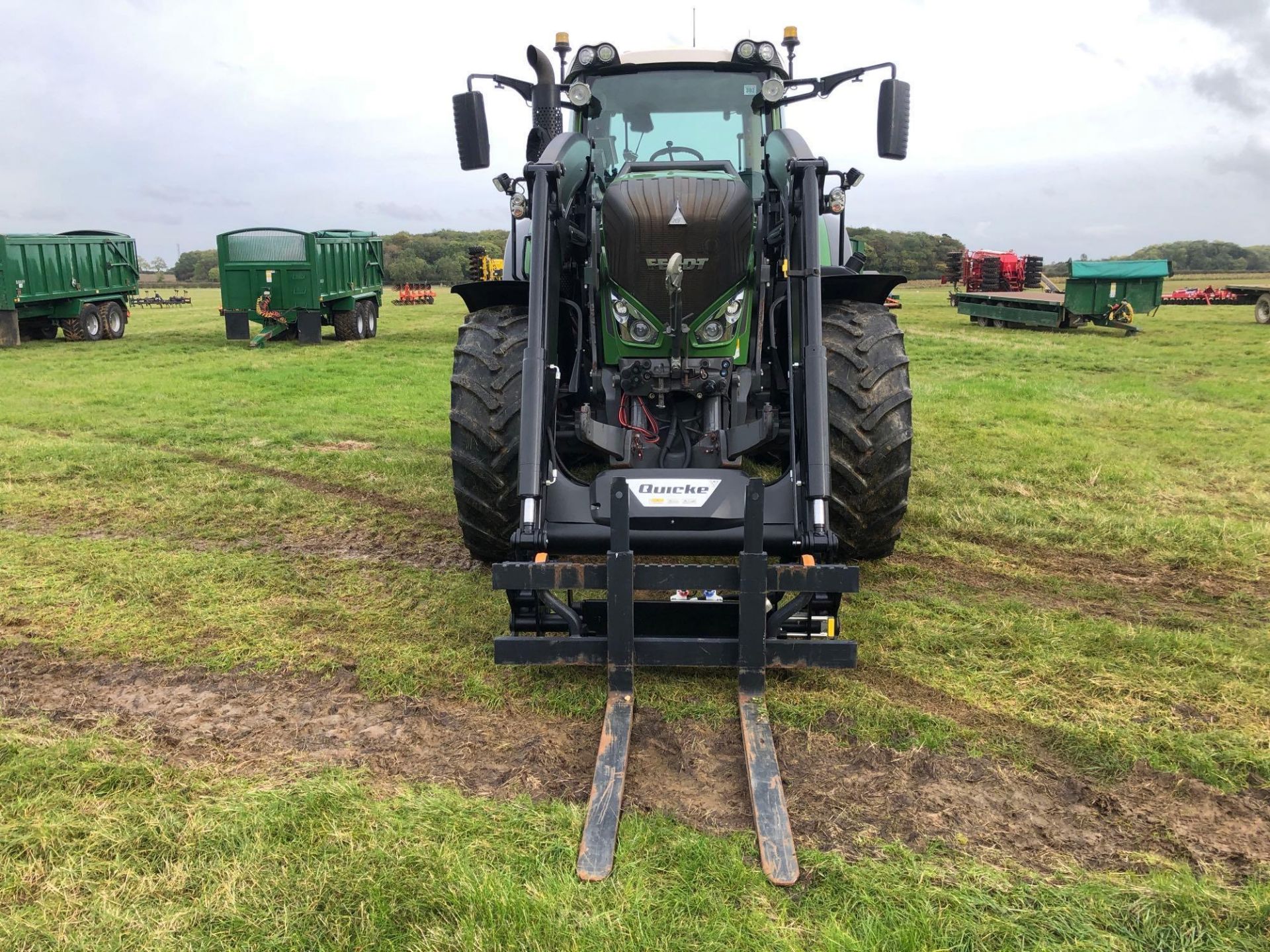 2018 Fendt 828 Vario Profi Plus 65kph 4wd tractor with Quicke Q8M front loader and pallet tines, fro - Image 6 of 29