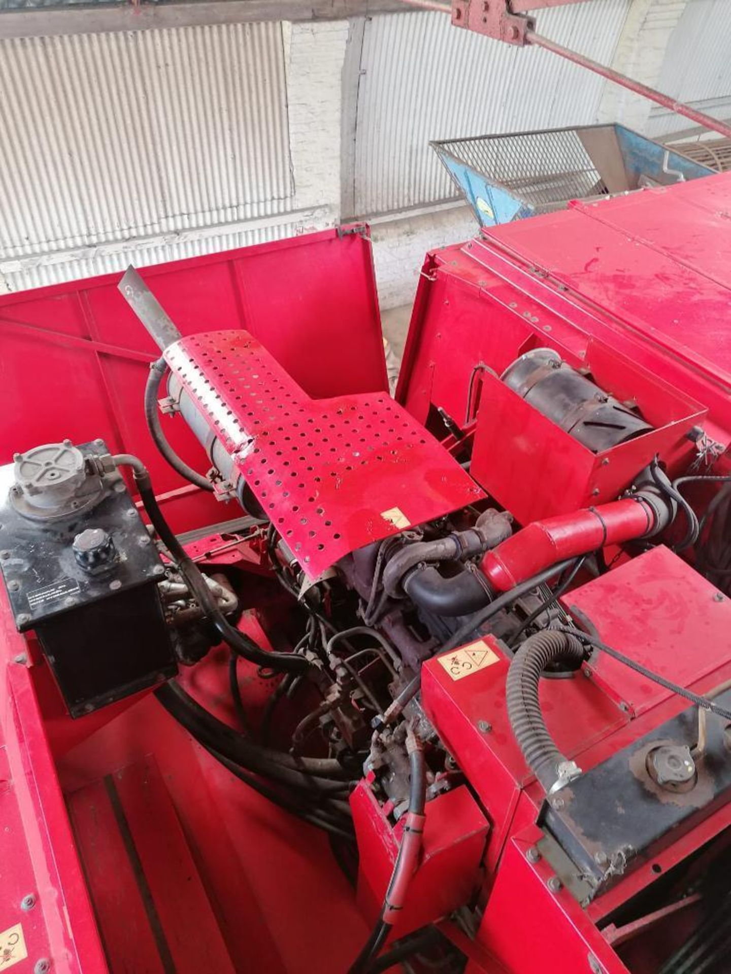 1998 Massey Ferguson 30 combine harvester with 12ft header, 5 straw walker, 5,200 litre grain tank c - Image 17 of 28