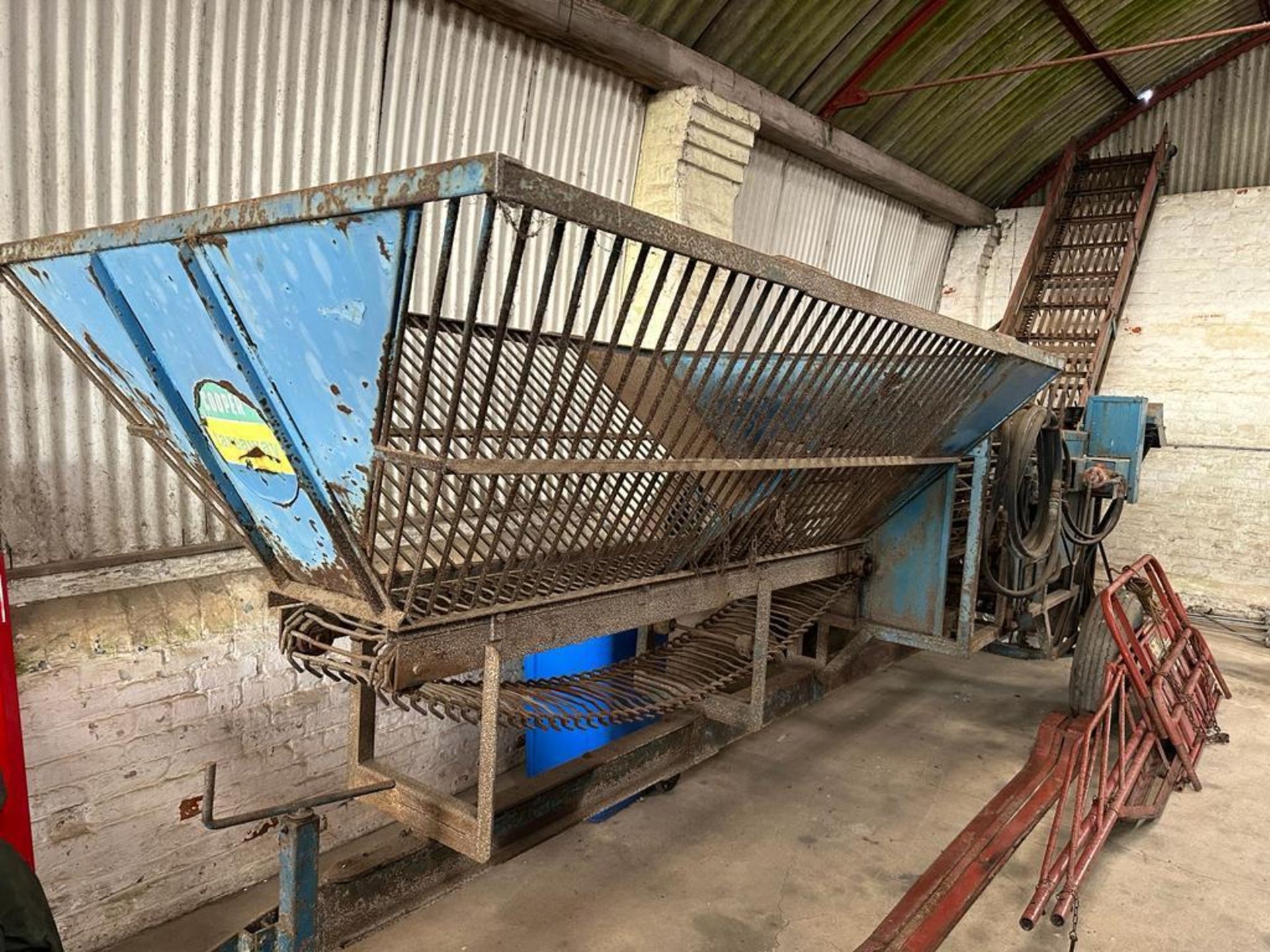 1960 Cooper Tearaway sugar beet cleaner loader, hydraulic driven - Image 6 of 6