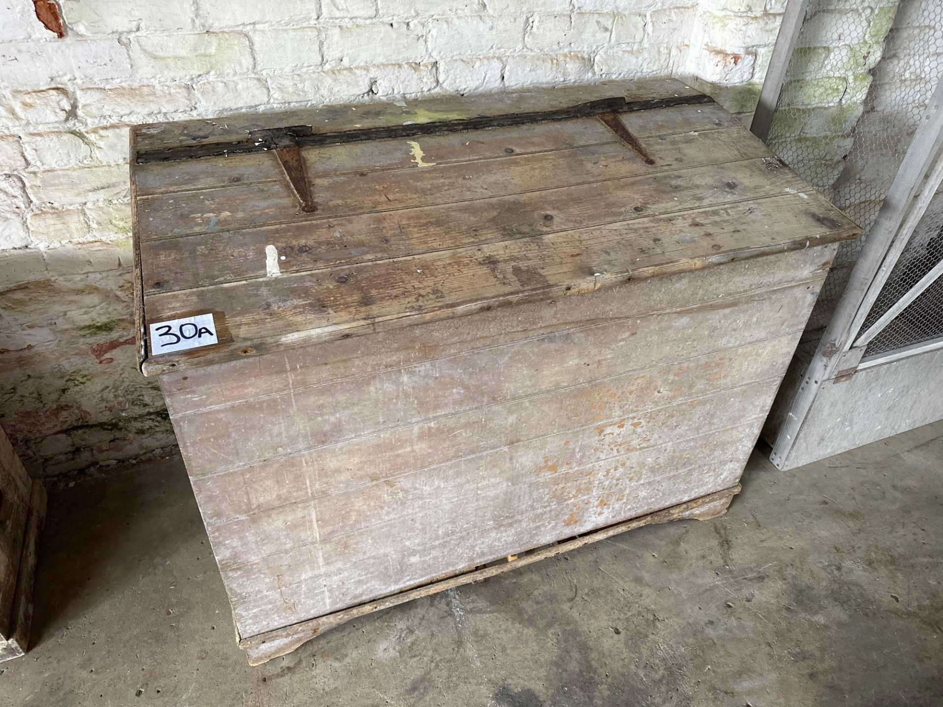 Wooden chest (with lid)