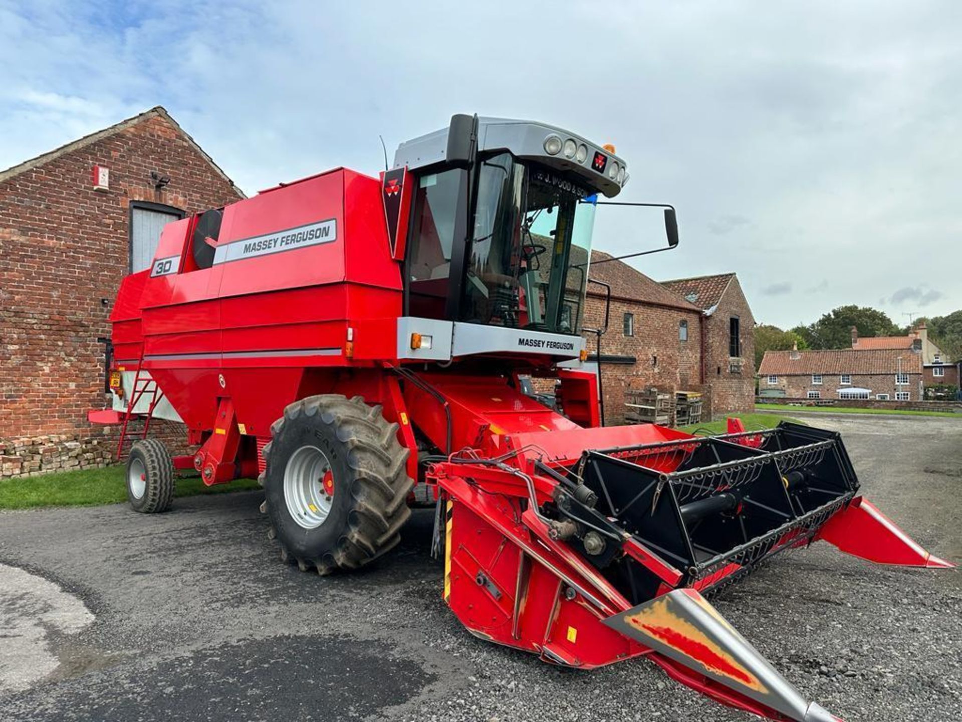 1998 Massey Ferguson 30 combine harvester with 12ft header, 5 straw walker, 5,200 litre grain tank c - Image 4 of 28