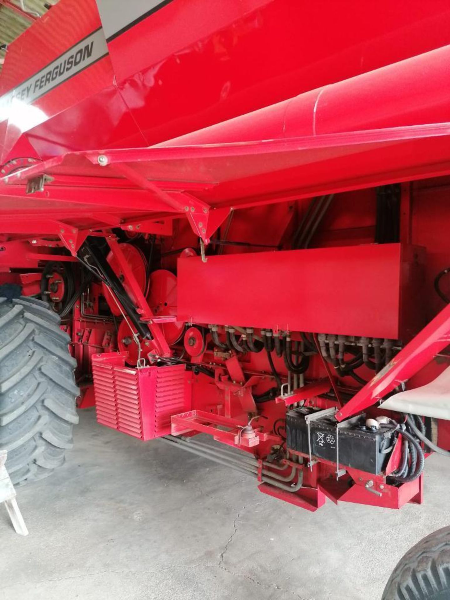 1998 Massey Ferguson 30 combine harvester with 12ft header, 5 straw walker, 5,200 litre grain tank c - Image 16 of 28