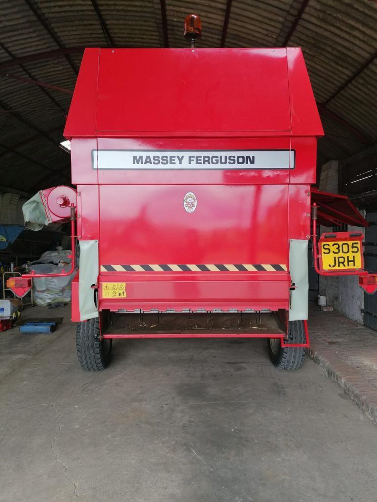 1998 Massey Ferguson 30 combine harvester with 12ft header, 5 straw walker, 5,200 litre grain tank c - Image 18 of 28