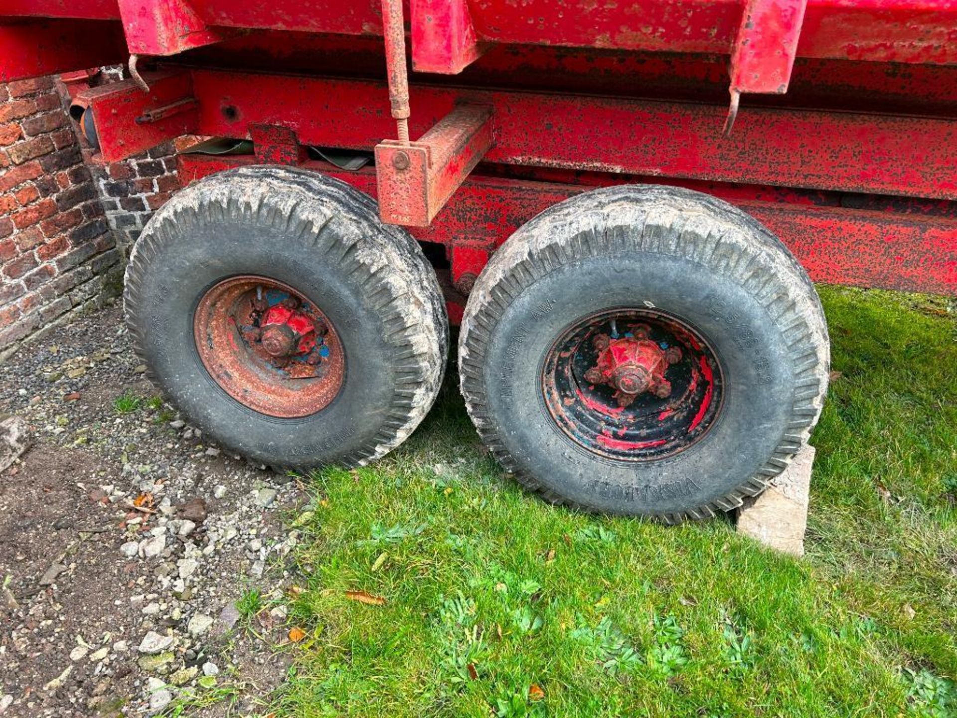 1981 Triffitt Trailers 6T High lift twin axle grain trailer, hydraulic tipping, self-opening rear do - Image 4 of 16