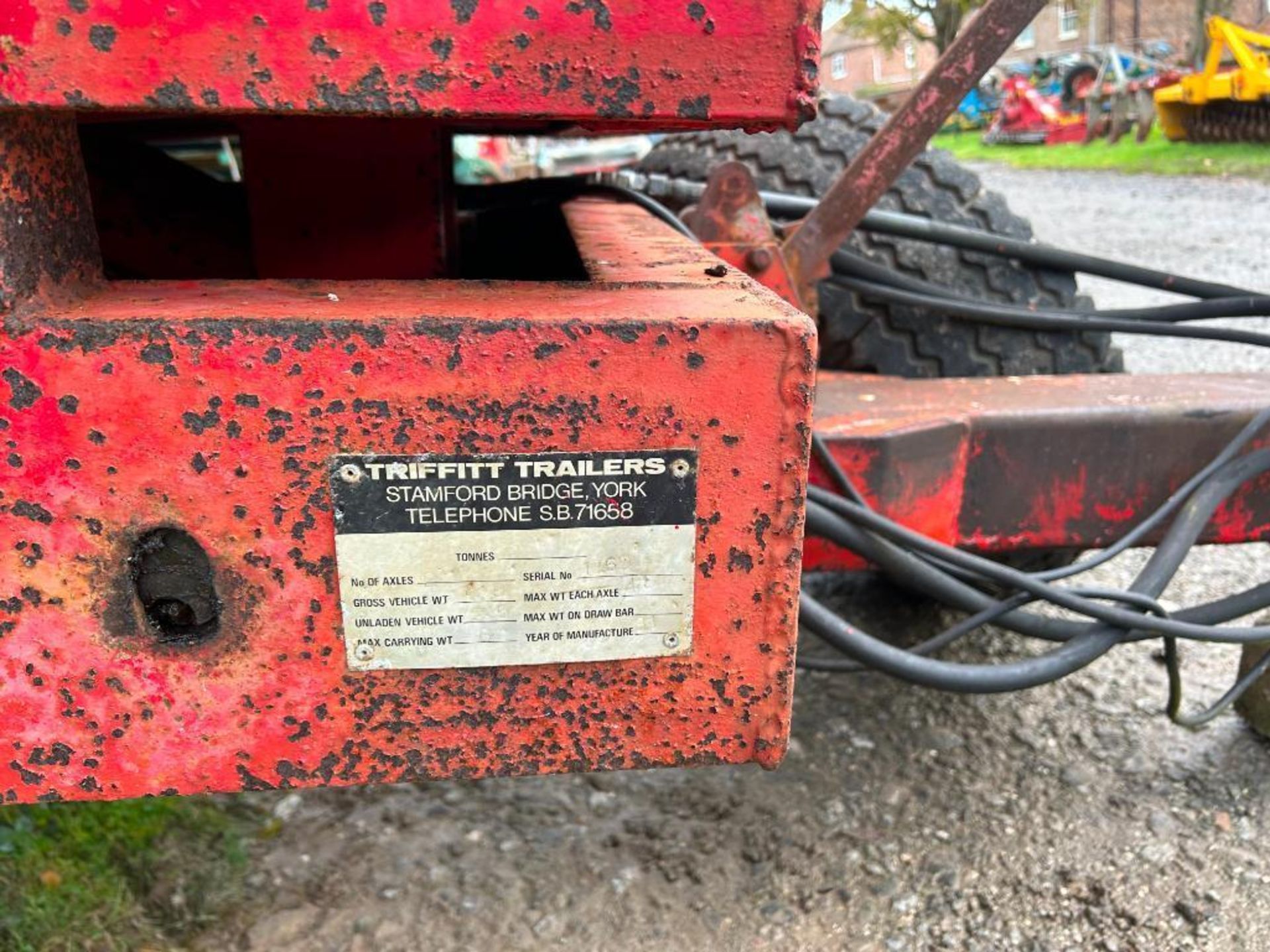 1981 Triffitt Trailers 6T High lift twin axle grain trailer, hydraulic tipping, self-opening rear do - Image 7 of 16