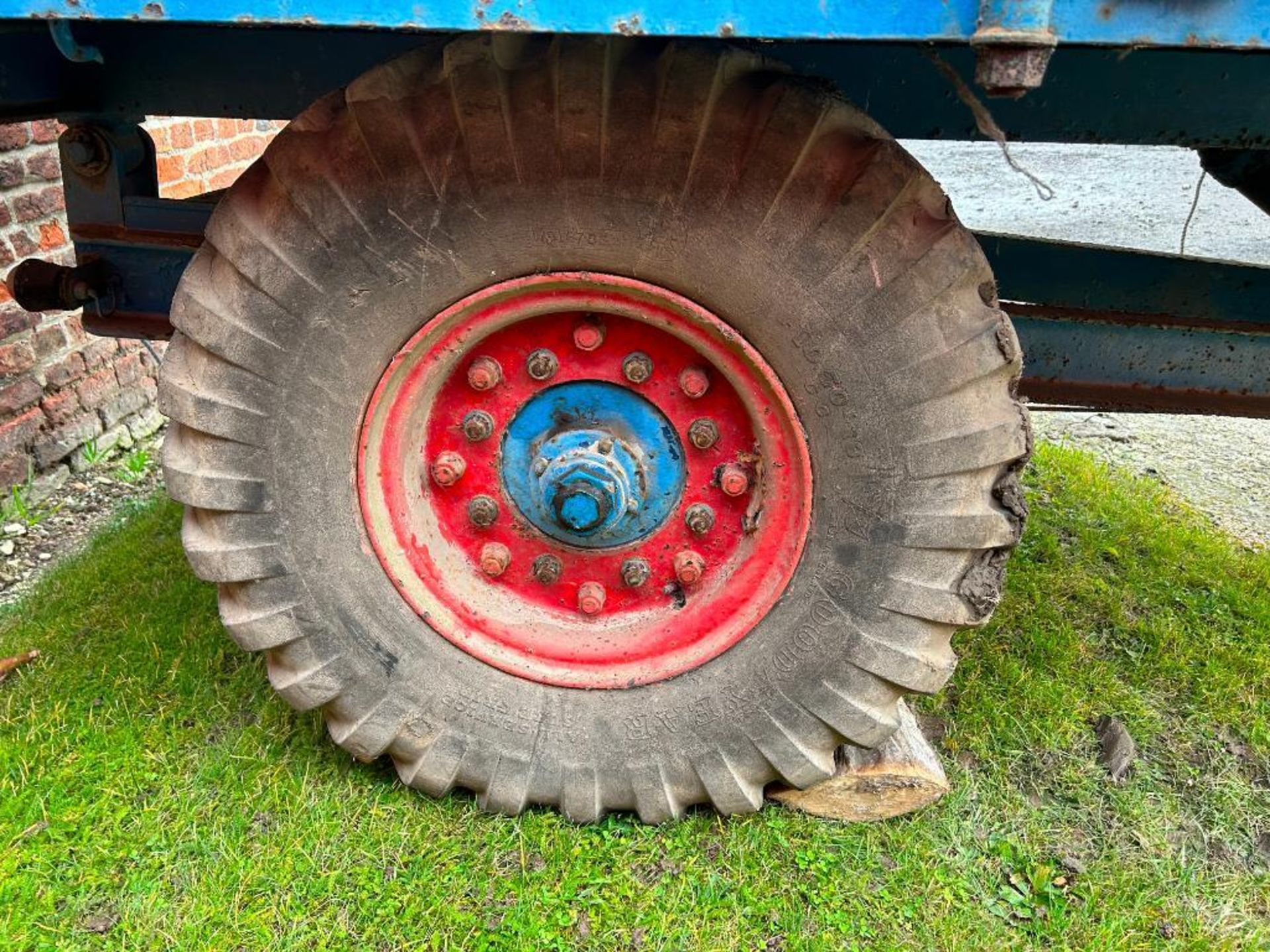 Single axle tipping trailer, wooden sides and floor, manual rear door, hydraulic tipping on 10.50-16 - Image 4 of 5