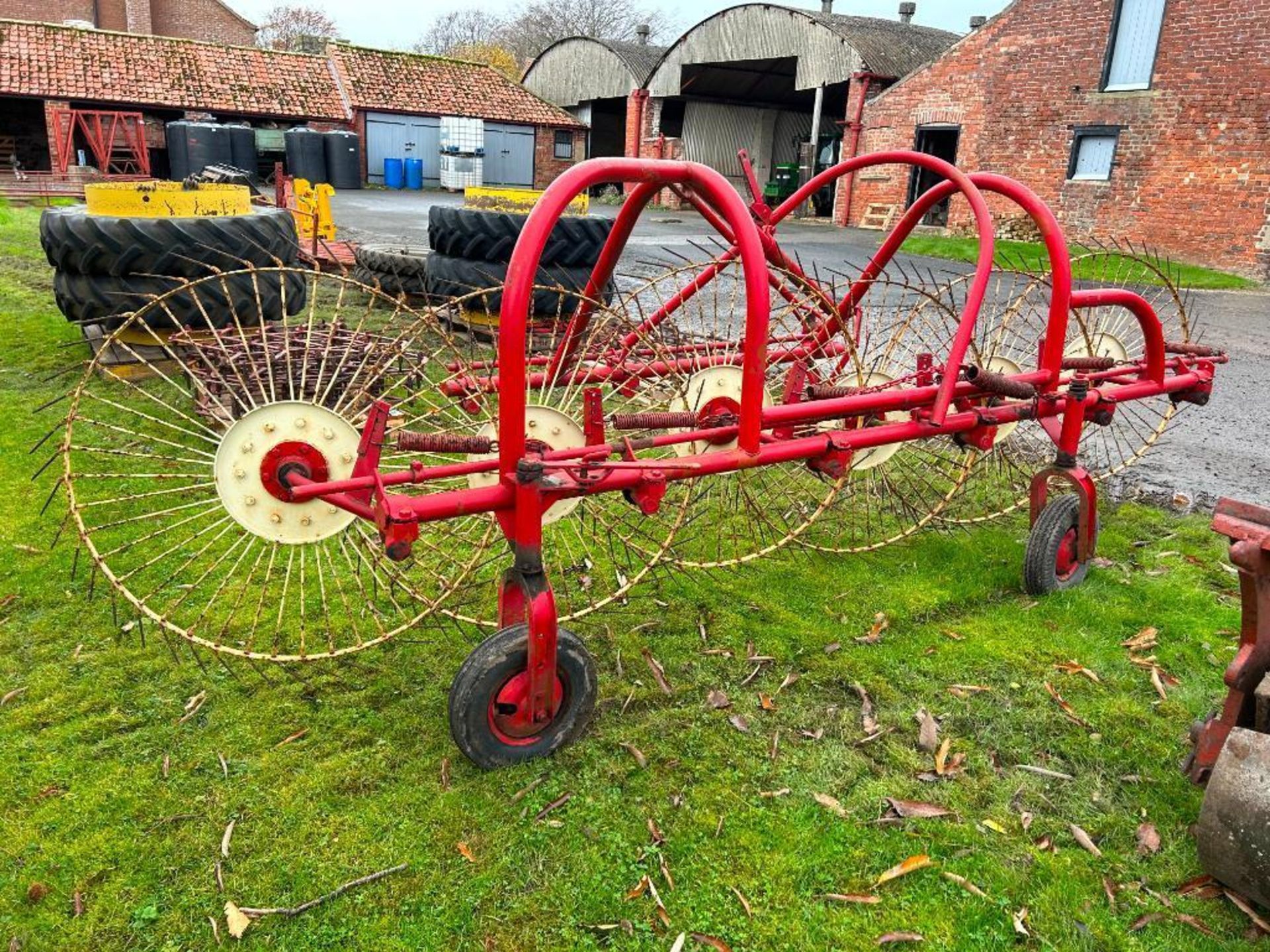 Leonard Deas & Co 6 row side rake.  Manual in the office - Image 2 of 4