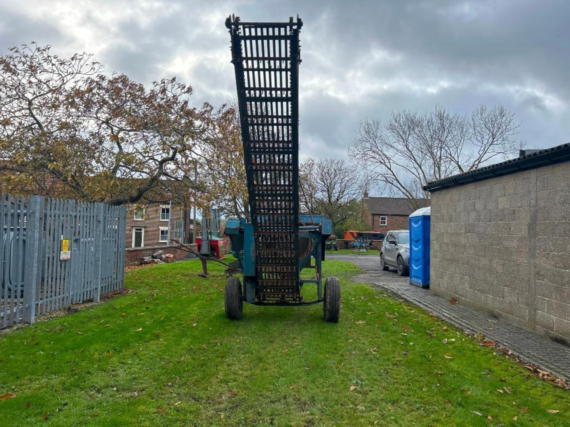 1960 Cooper Tearaway sugar beet cleaner loader, hydraulic driven - Image 4 of 6