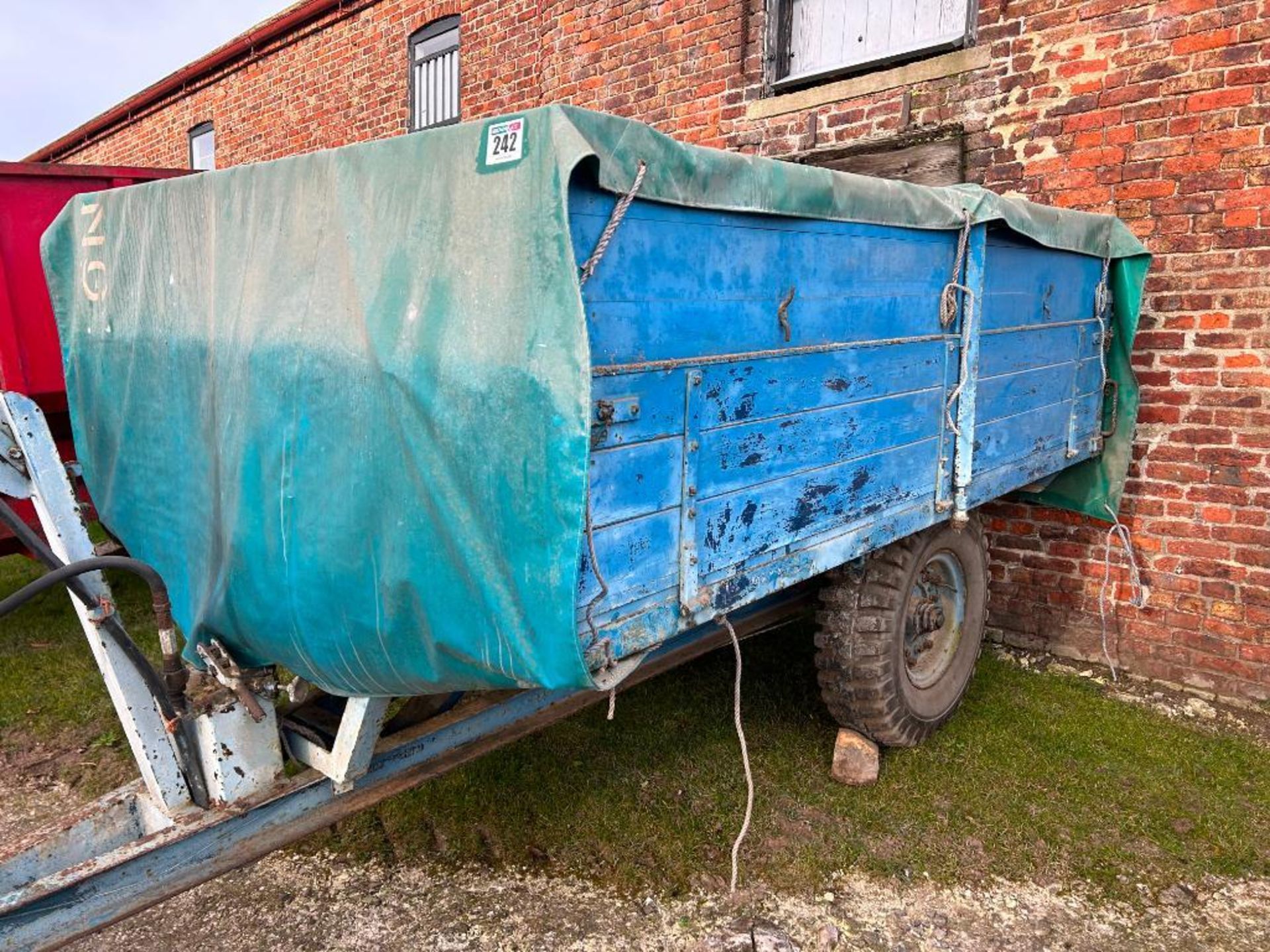 Single axle tipping trailer, wooden sides and floor, manual rear door, hydraulic tipping on 10.50-16 - Image 2 of 5