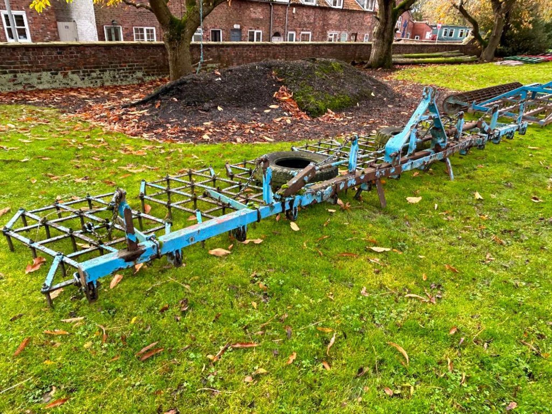 1974 Parmiter 6.4m hydraulic folding straight harrows - Image 3 of 3