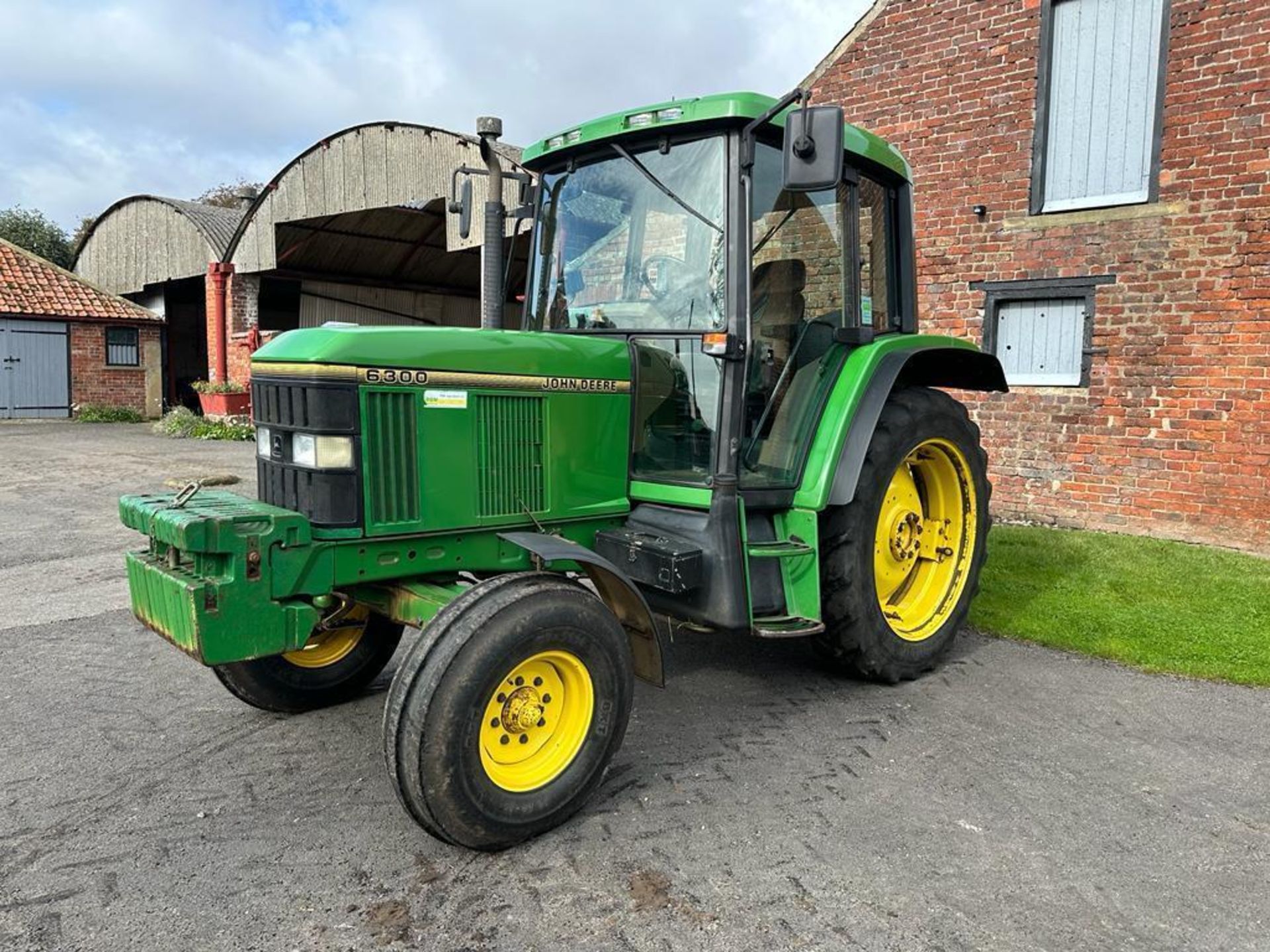 1993 John Deere 6300 Power Quad tractor on 10.0-16 front and 13.6r38 rear wheels and tyres. On farm - Image 3 of 17