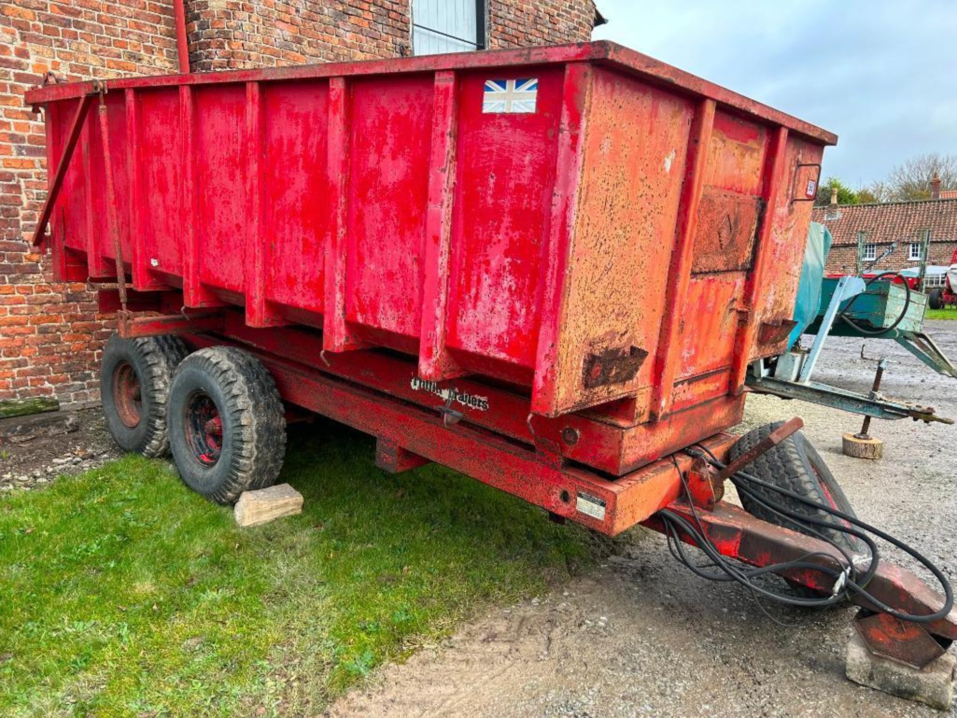 1981 Triffitt Trailers 6T High lift twin axle grain trailer, hydraulic tipping, self-opening rear do - Image 3 of 16