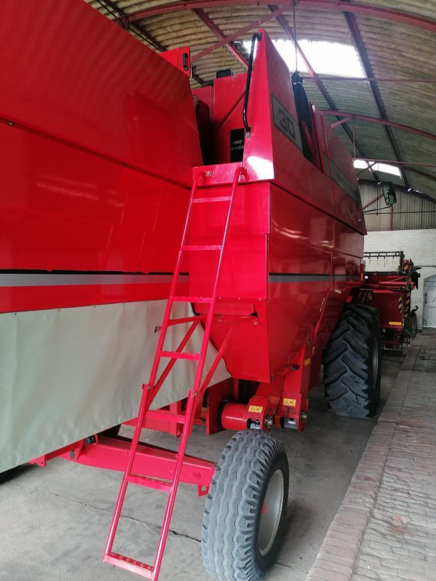 1998 Massey Ferguson 30 combine harvester with 12ft header, 5 straw walker, 5,200 litre grain tank c - Image 26 of 28