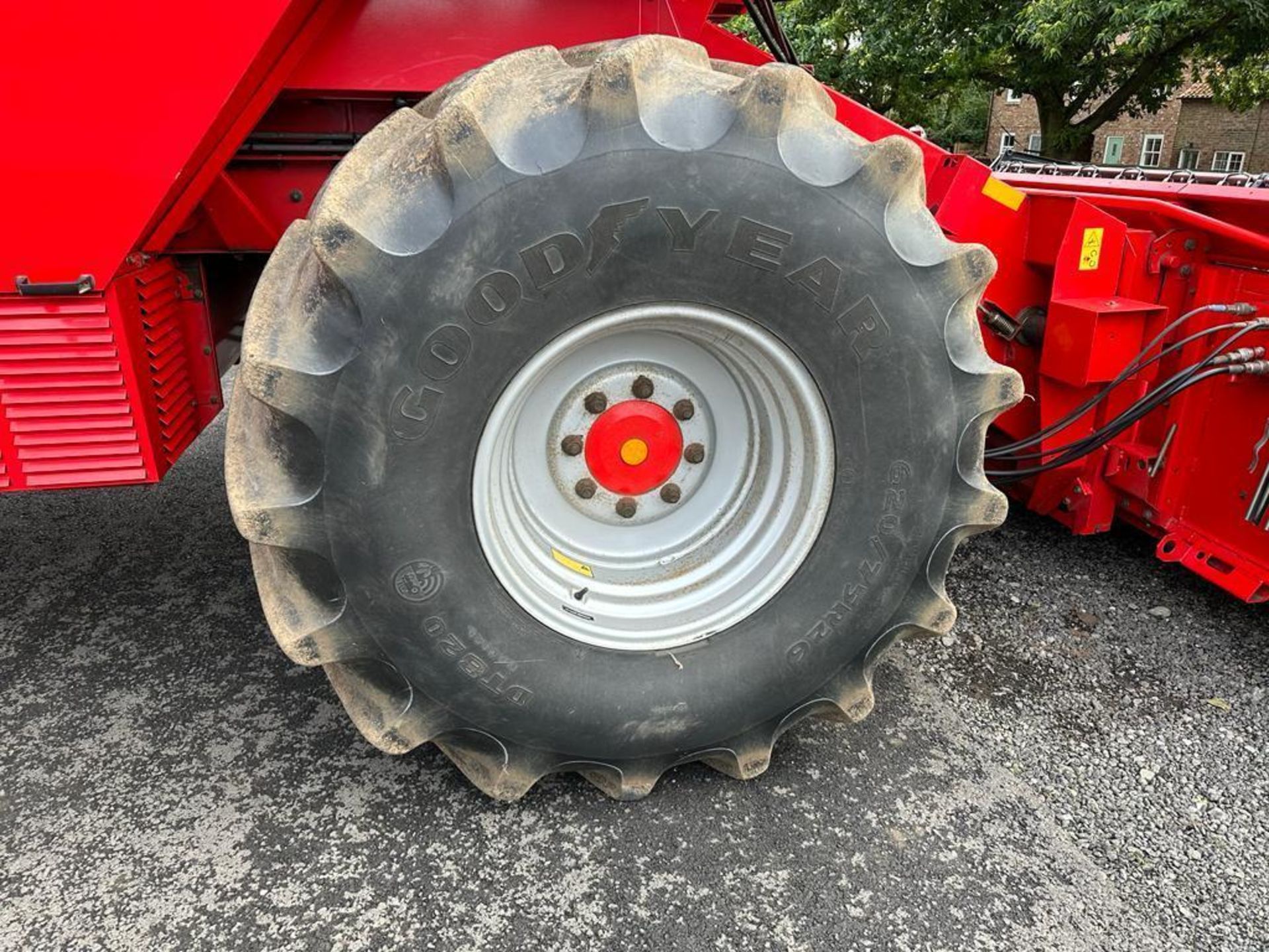 1998 Massey Ferguson 30 combine harvester with 12ft header, 5 straw walker, 5,200 litre grain tank c - Image 9 of 28