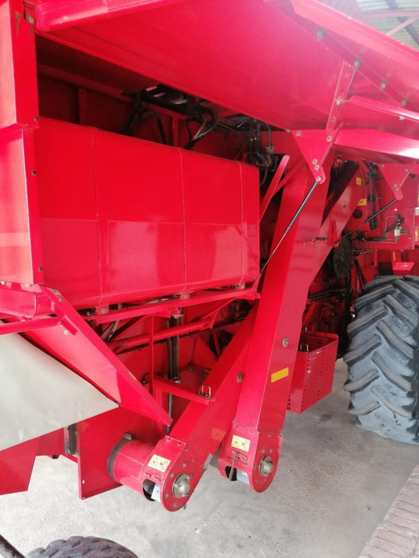 1998 Massey Ferguson 30 combine harvester with 12ft header, 5 straw walker, 5,200 litre grain tank c - Image 25 of 28