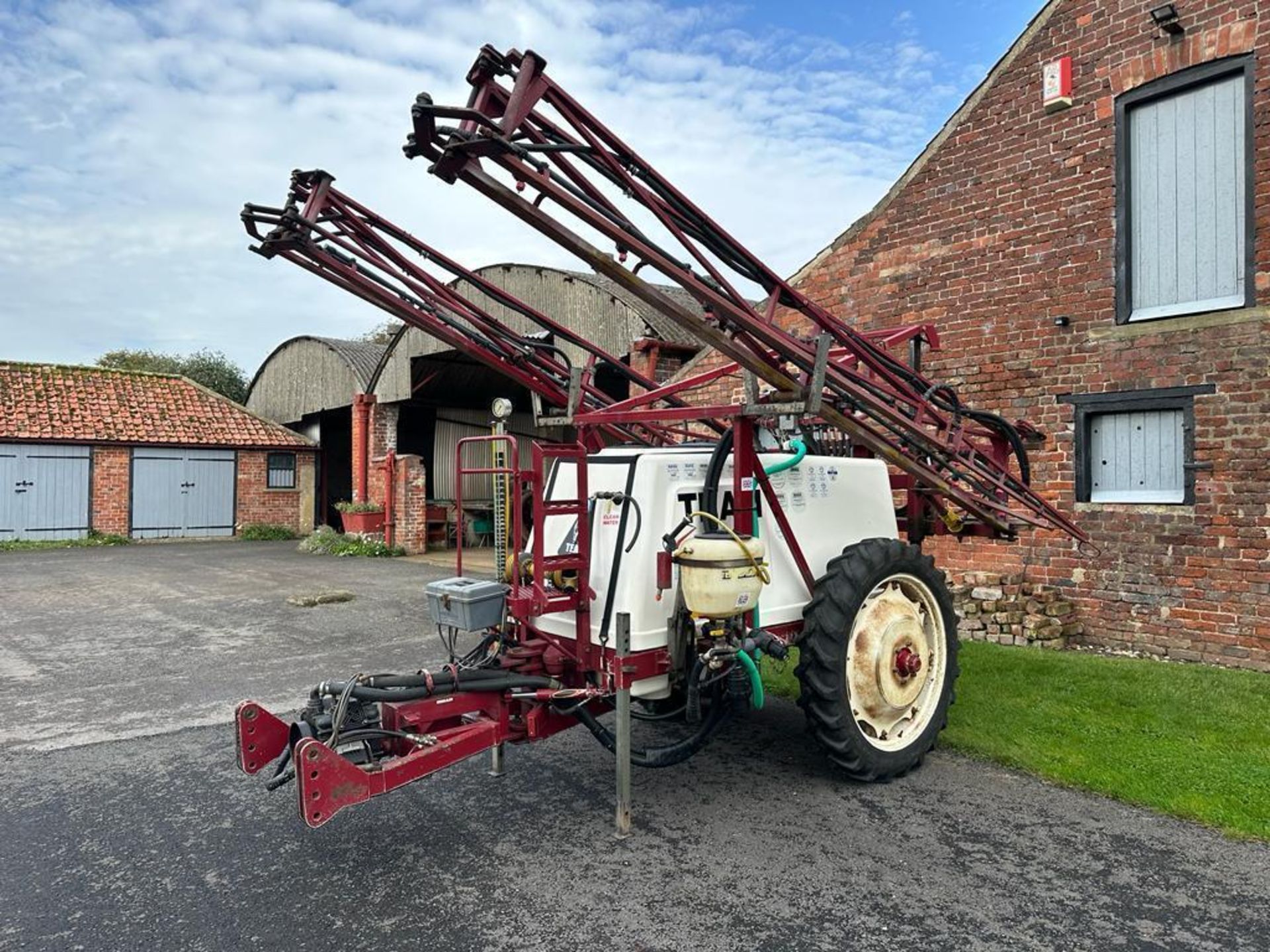 2001 Team Sprayers trailed sprayer, 2,000 litre tank, 20m booms, tracking drawbar, induction hopper, - Image 4 of 7