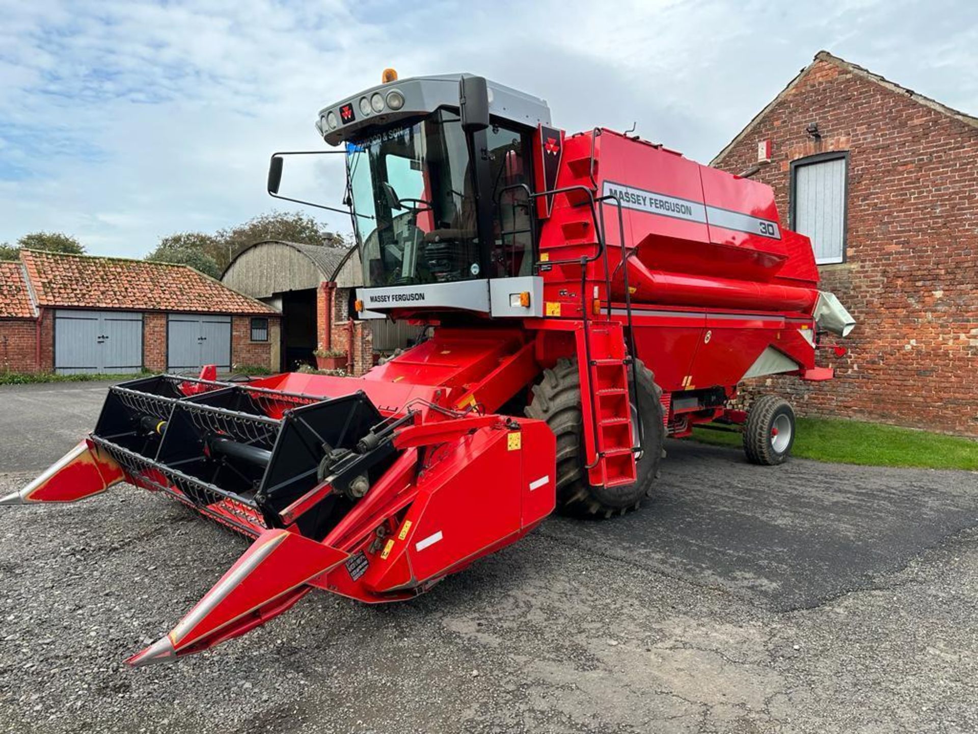 1998 Massey Ferguson 30 combine harvester with 12ft header, 5 straw walker, 5,200 litre grain tank c - Image 7 of 28