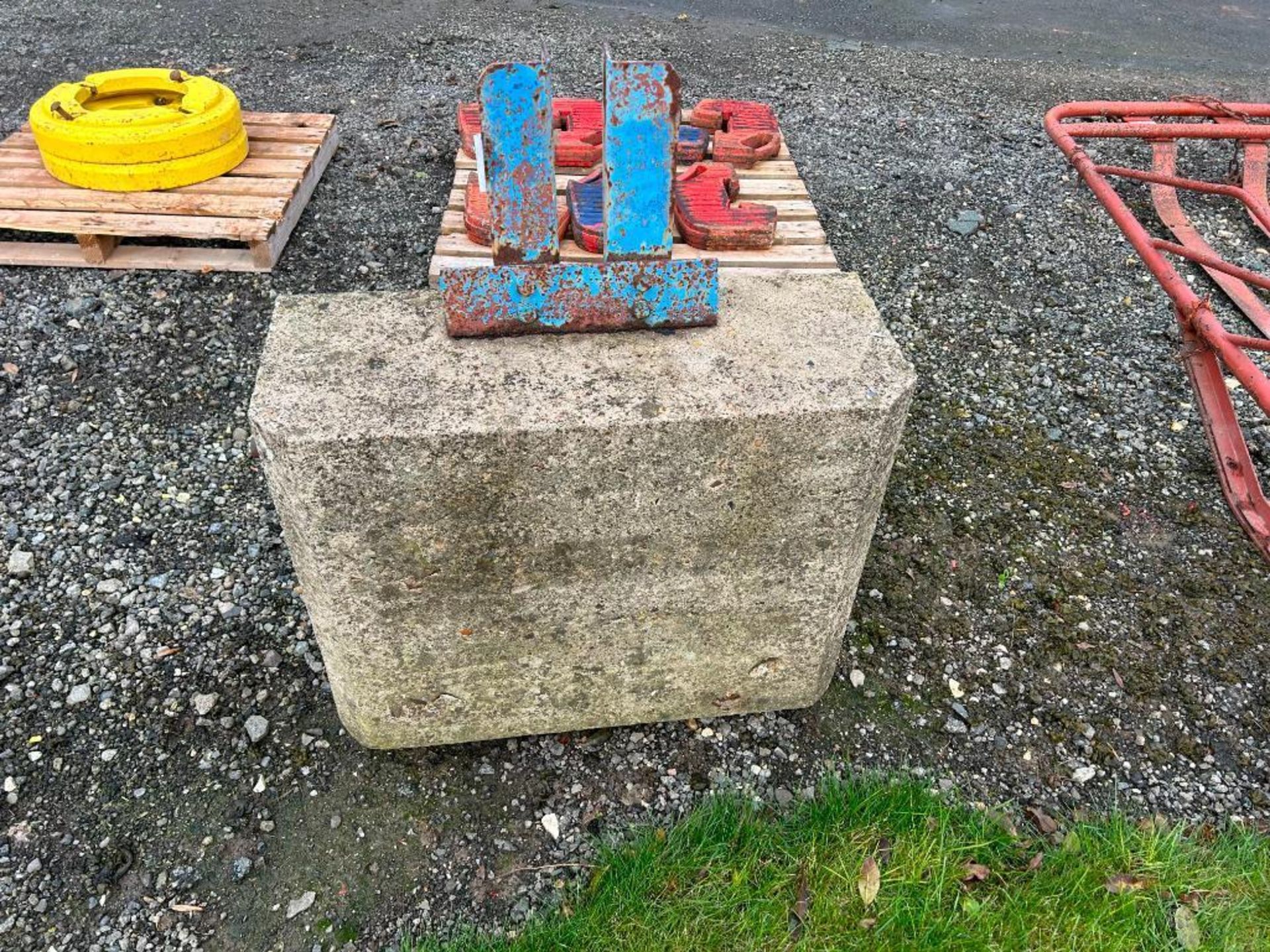 Concrete weight block on 3 point linkage - Image 2 of 3