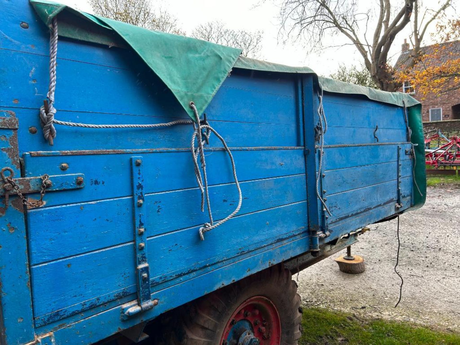 Single axle tipping trailer, wooden sides and floor, manual rear door, hydraulic tipping on 10.50-16 - Image 3 of 5