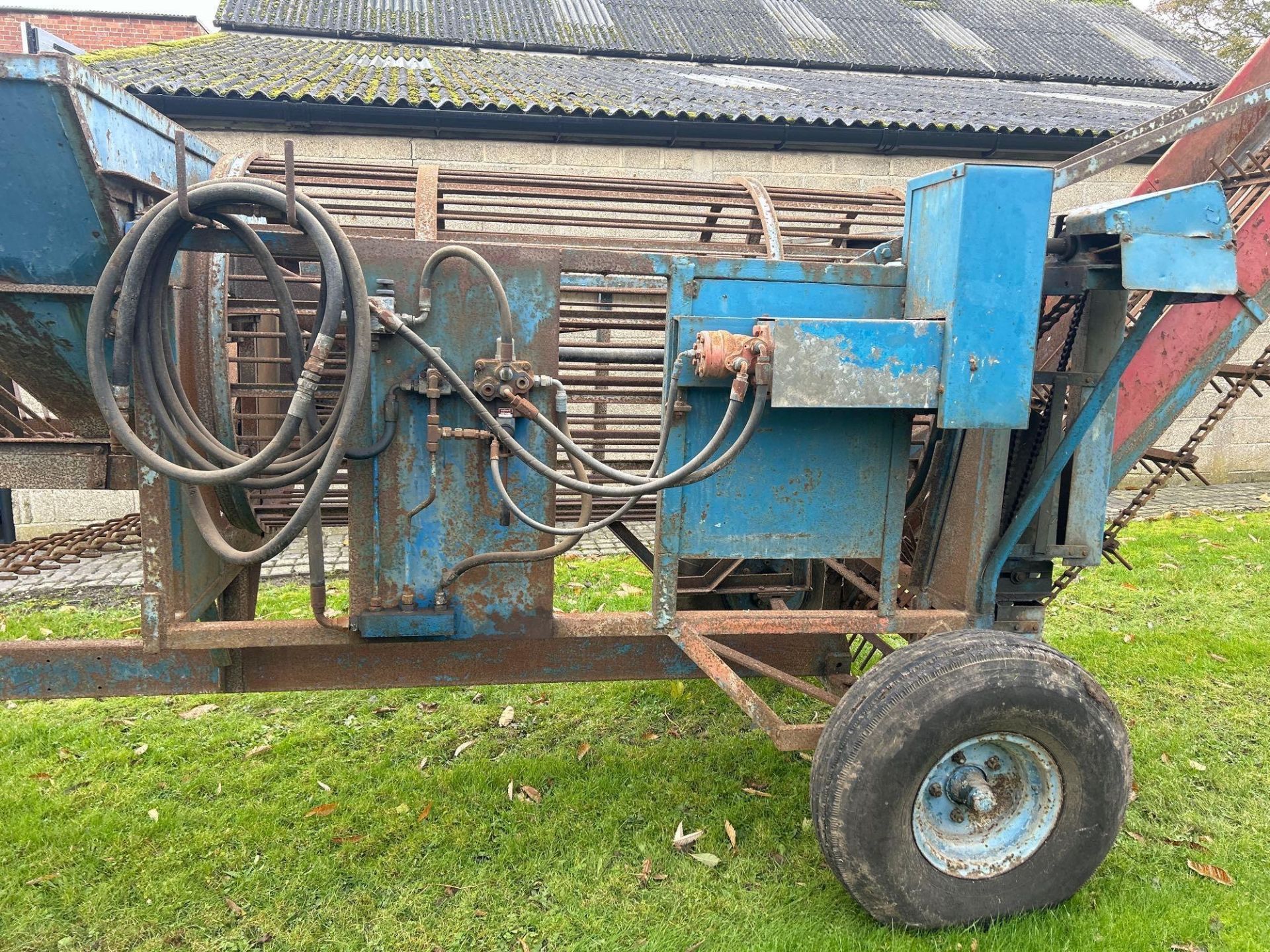 1960 Cooper Tearaway sugar beet cleaner loader, hydraulic driven - Image 3 of 6