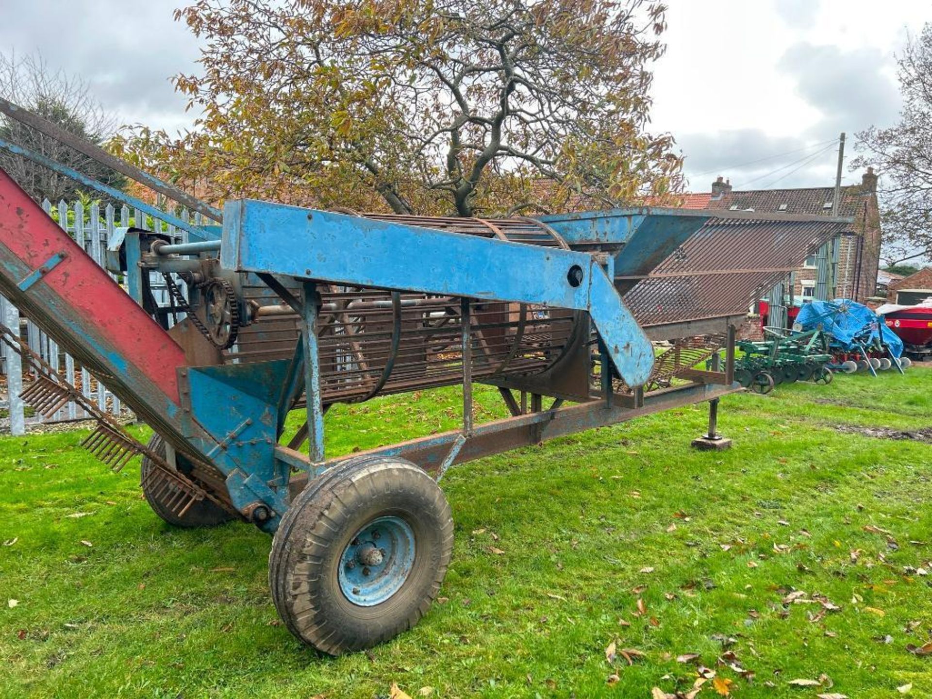 1960 Cooper Tearaway sugar beet cleaner loader, hydraulic driven - Image 5 of 6