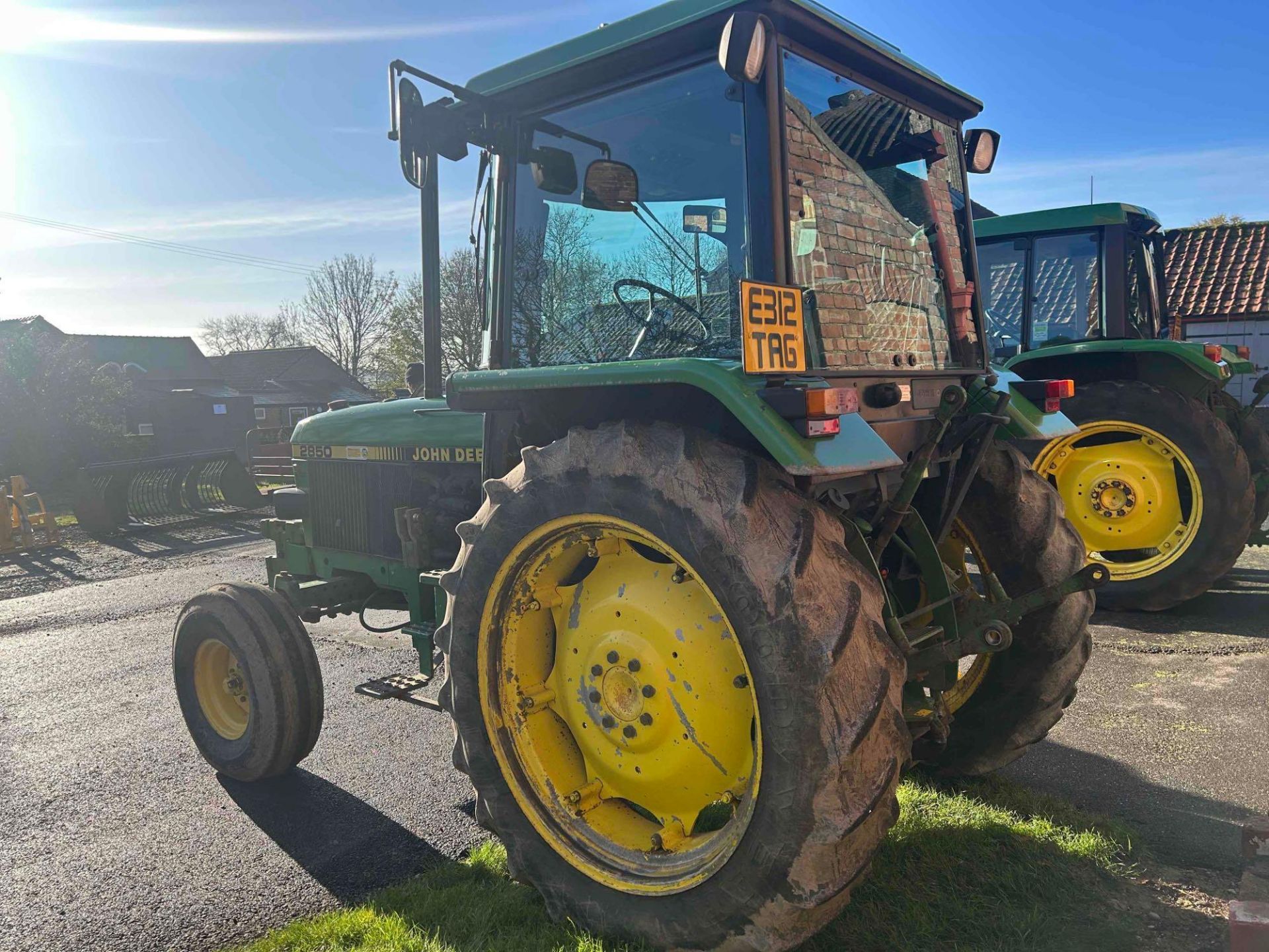 1987 John Deere 2850 Power Synchron tractor, on 10.0-16 front and 13.6/12r38 rear wheels and tyres. - Image 3 of 10