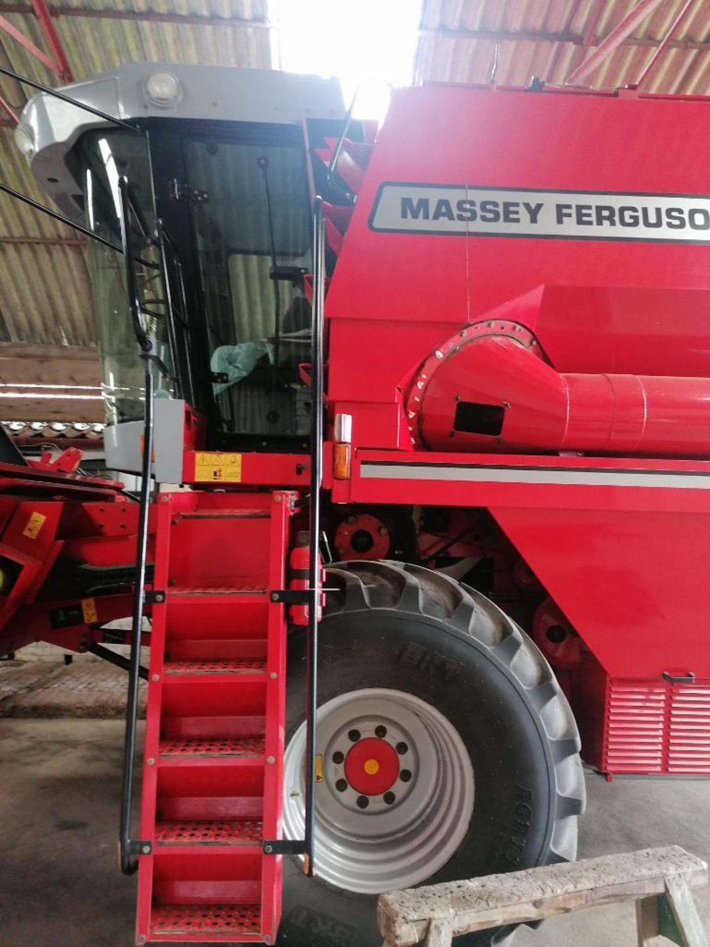 1998 Massey Ferguson 30 combine harvester with 12ft header, 5 straw walker, 5,200 litre grain tank c - Image 21 of 28