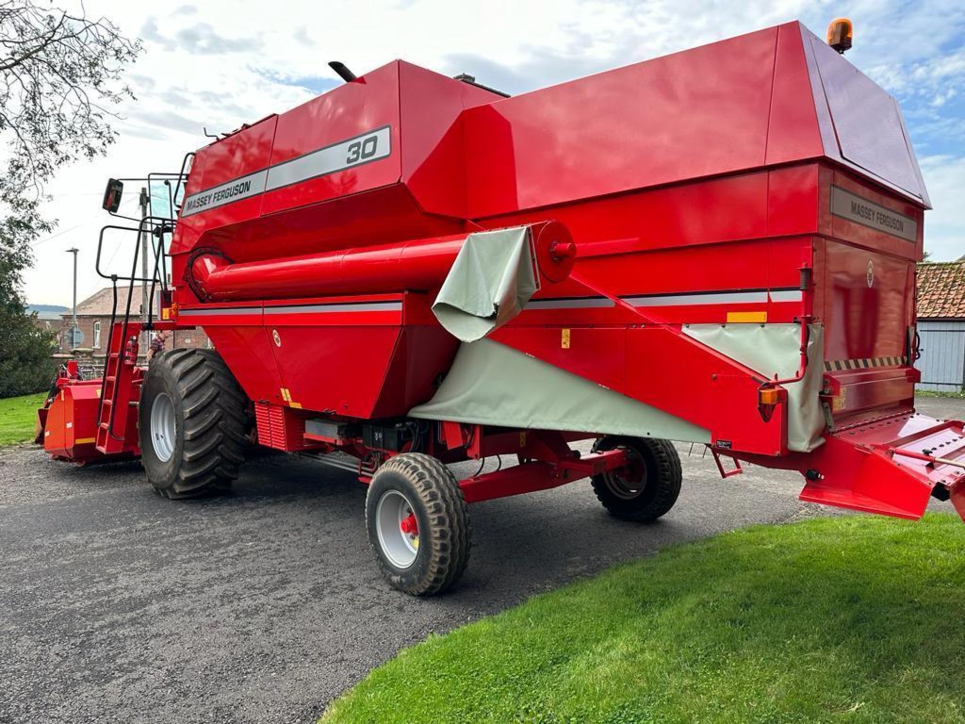 1998 Massey Ferguson 30 combine harvester with 12ft header, 5 straw walker, 5,200 litre grain tank c - Image 5 of 28