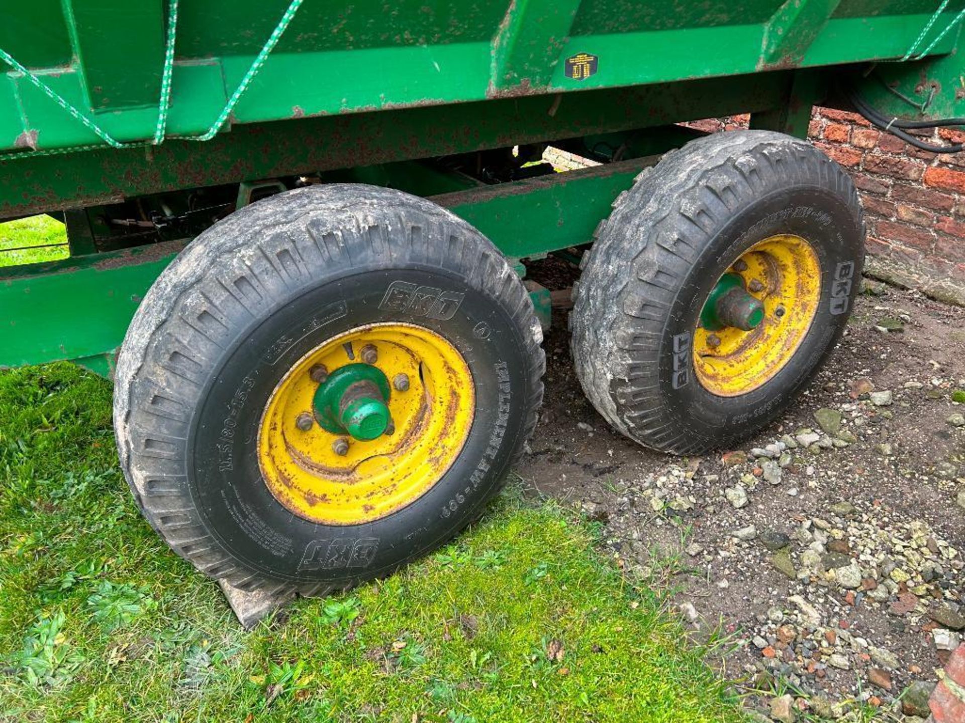 1990 Fraser M96 8T twin axle grain trailer, hydraulic tipping & rear door, manual grain chute on 11. - Image 4 of 9