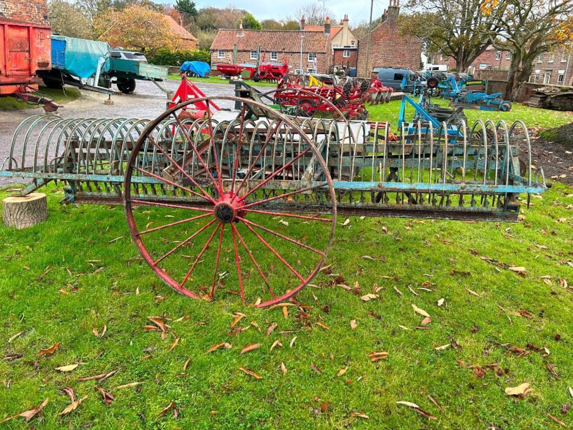 Trailed straw rake - Image 3 of 5