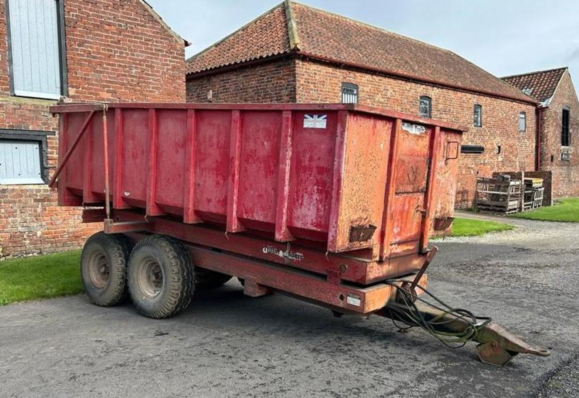 1981 Triffitt Trailers 6T High lift twin axle grain trailer, hydraulic tipping, self-opening rear do - Image 15 of 16