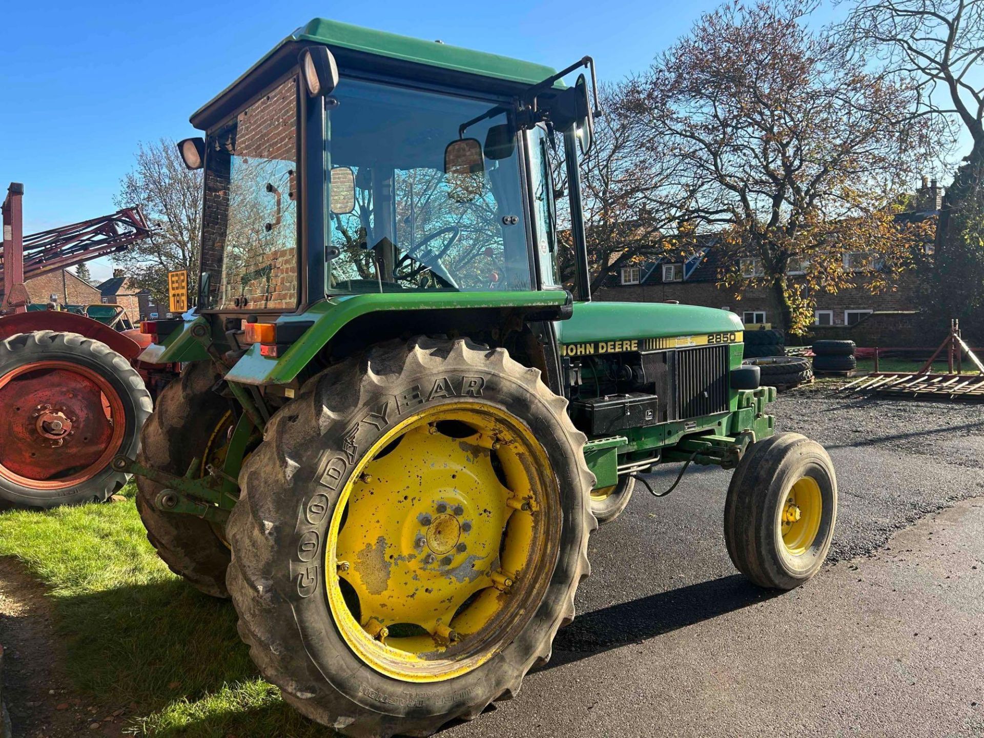 1987 John Deere 2850 Power Synchron tractor, on 10.0-16 front and 13.6/12r38 rear wheels and tyres. - Image 4 of 10