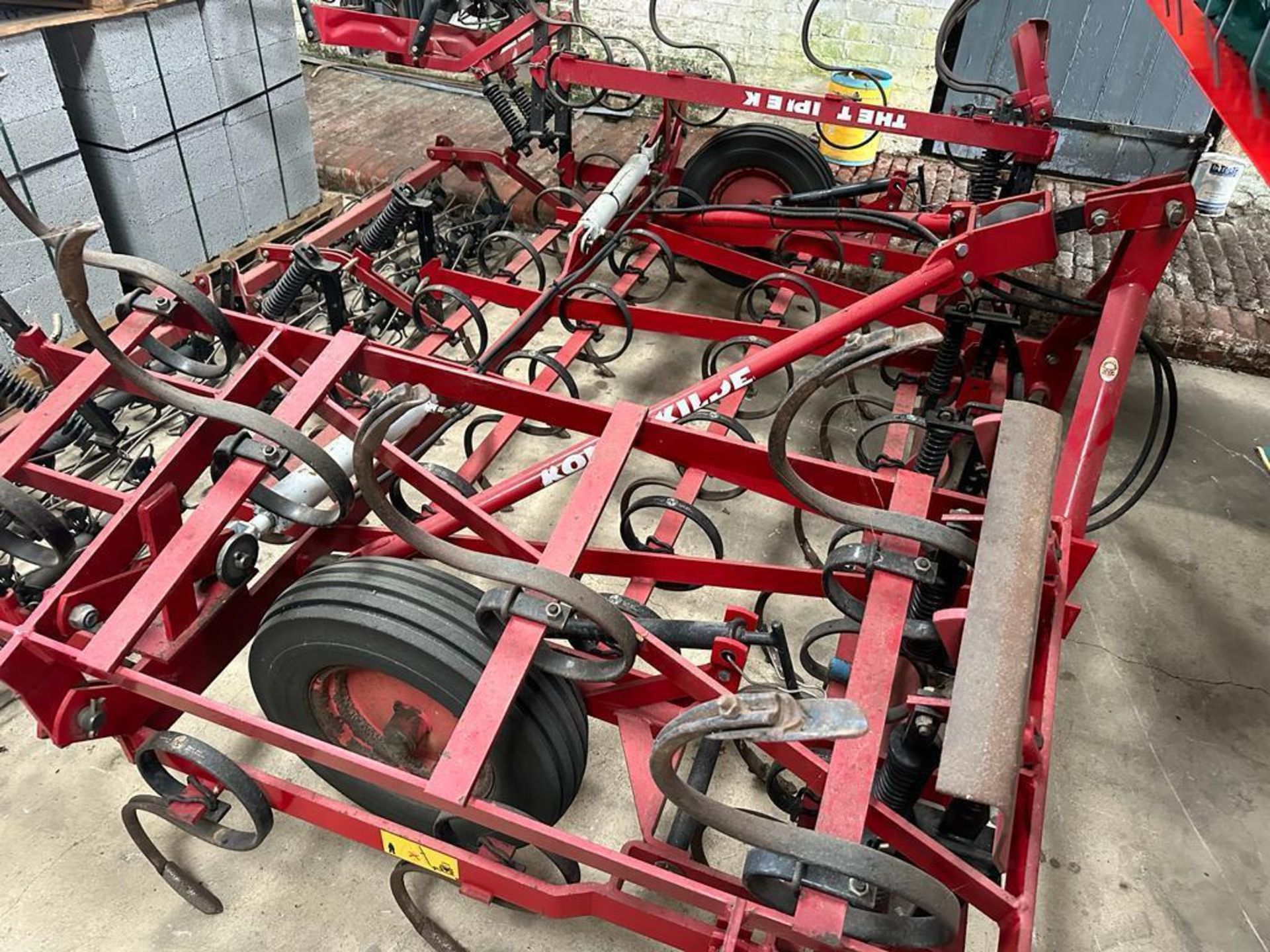 1997 Kongskilde Triple K 4m hydraulic folding harrows c/w 33 new points Manual and box with points i - Image 5 of 5