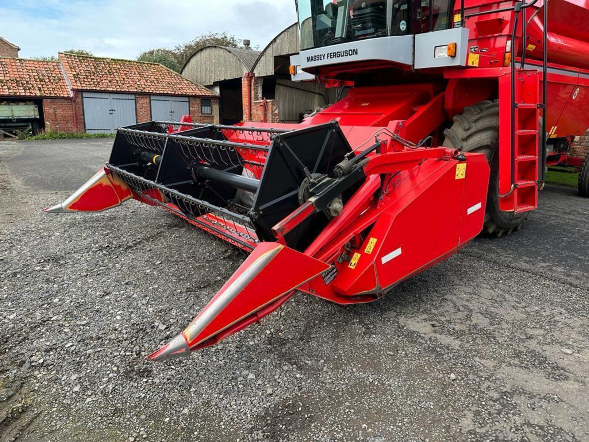 1998 Massey Ferguson 30 combine harvester with 12ft header, 5 straw walker, 5,200 litre grain tank c - Image 8 of 28