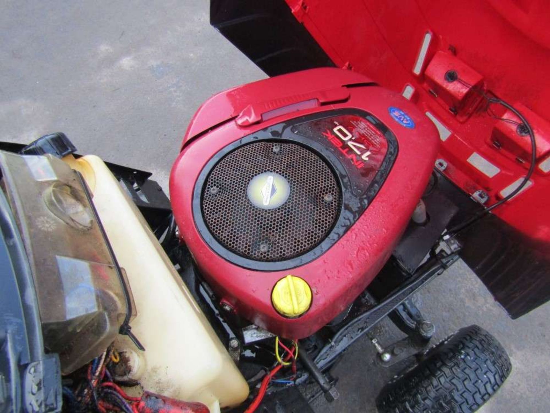 Mountfield Hydro 1740h Petrol Ride on Mower - Image 5 of 6