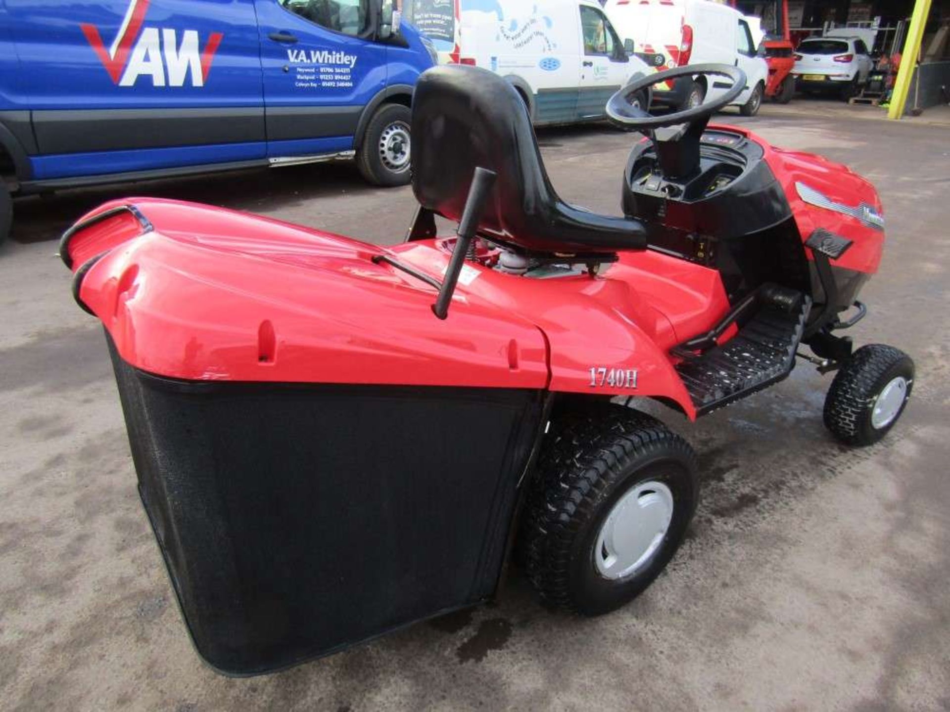 Mountfield Hydro 1740h Petrol Ride on Mower - Image 3 of 6