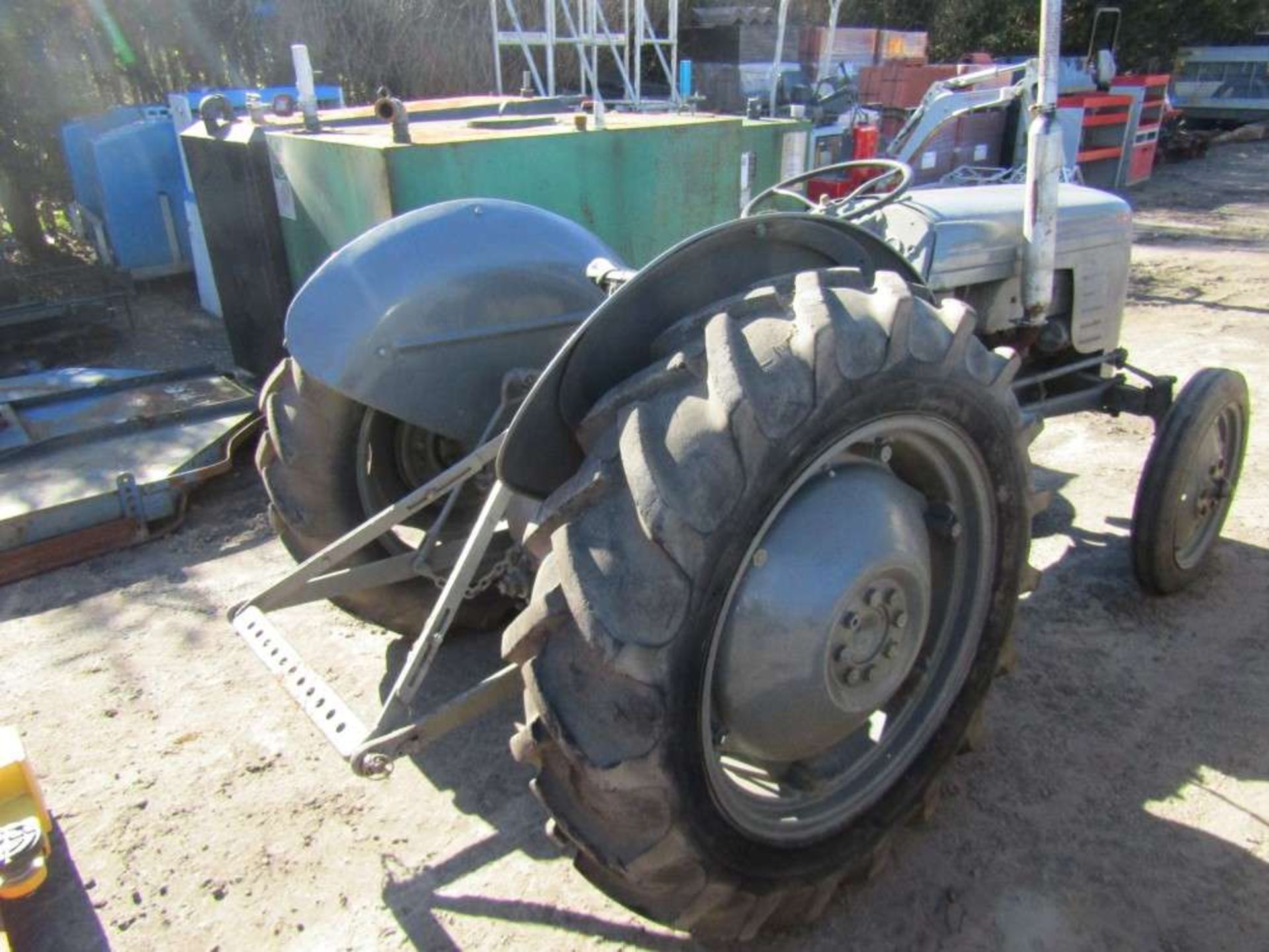 Massey Ferguson Tractor (Does Run But Needs Recommissioning) - Image 4 of 4