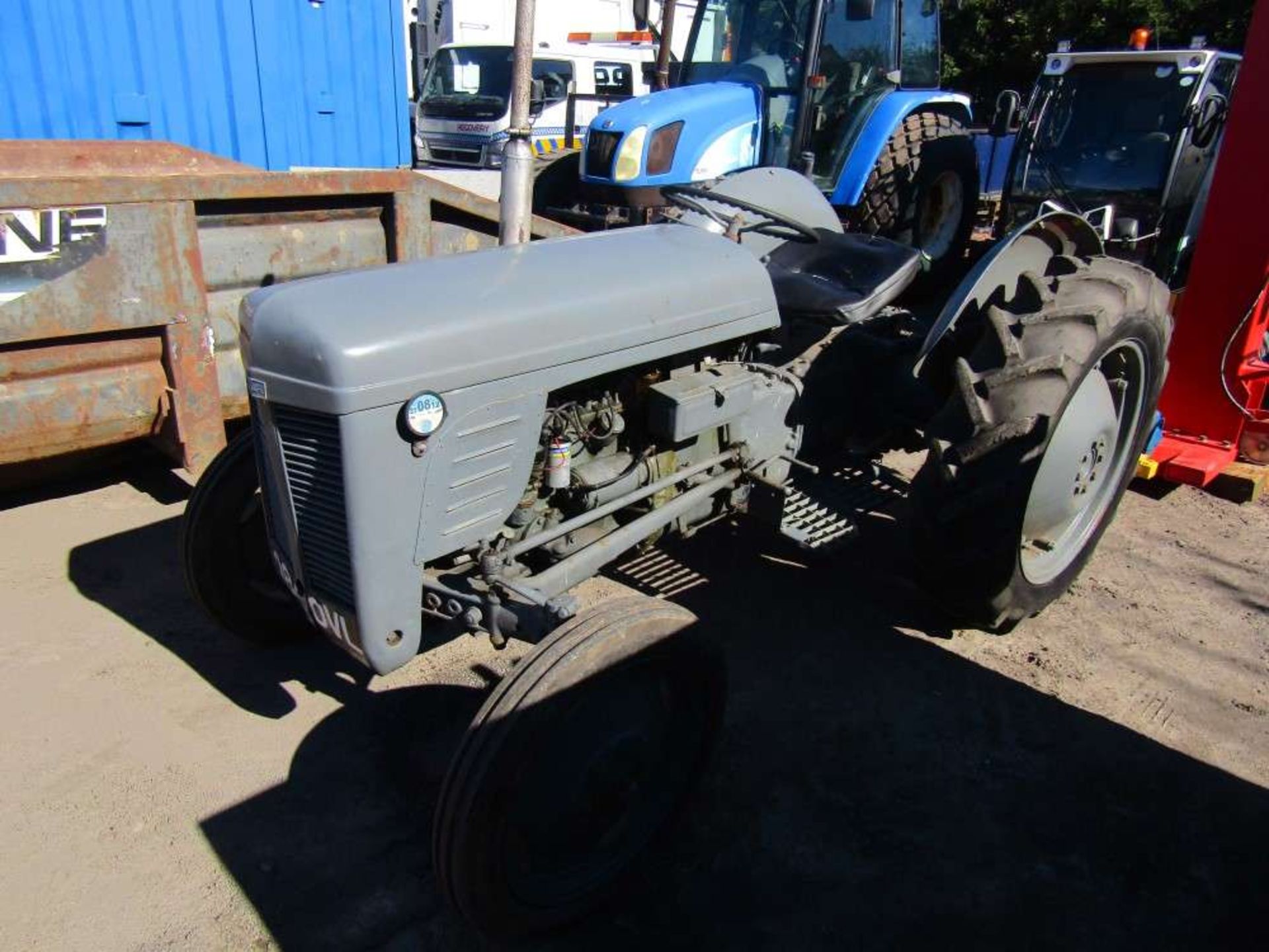 Massey Ferguson Tractor (Does Run But Needs Recommissioning)