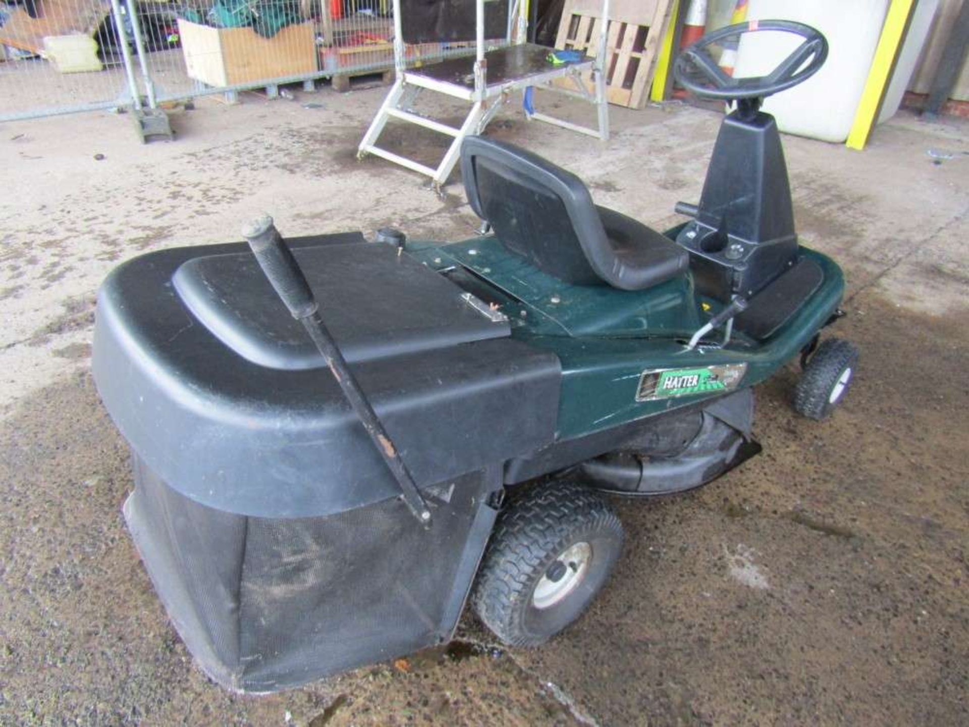 Hayter Heritage M10/30 Petrol Ride On Mower - Image 3 of 4