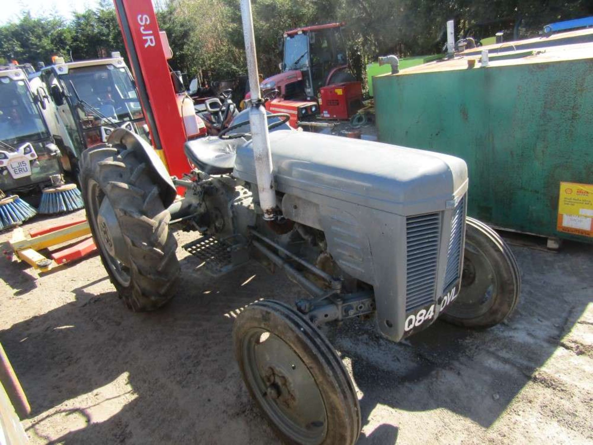 Massey Ferguson Tractor (Does Run But Needs Recommissioning) - Image 2 of 4