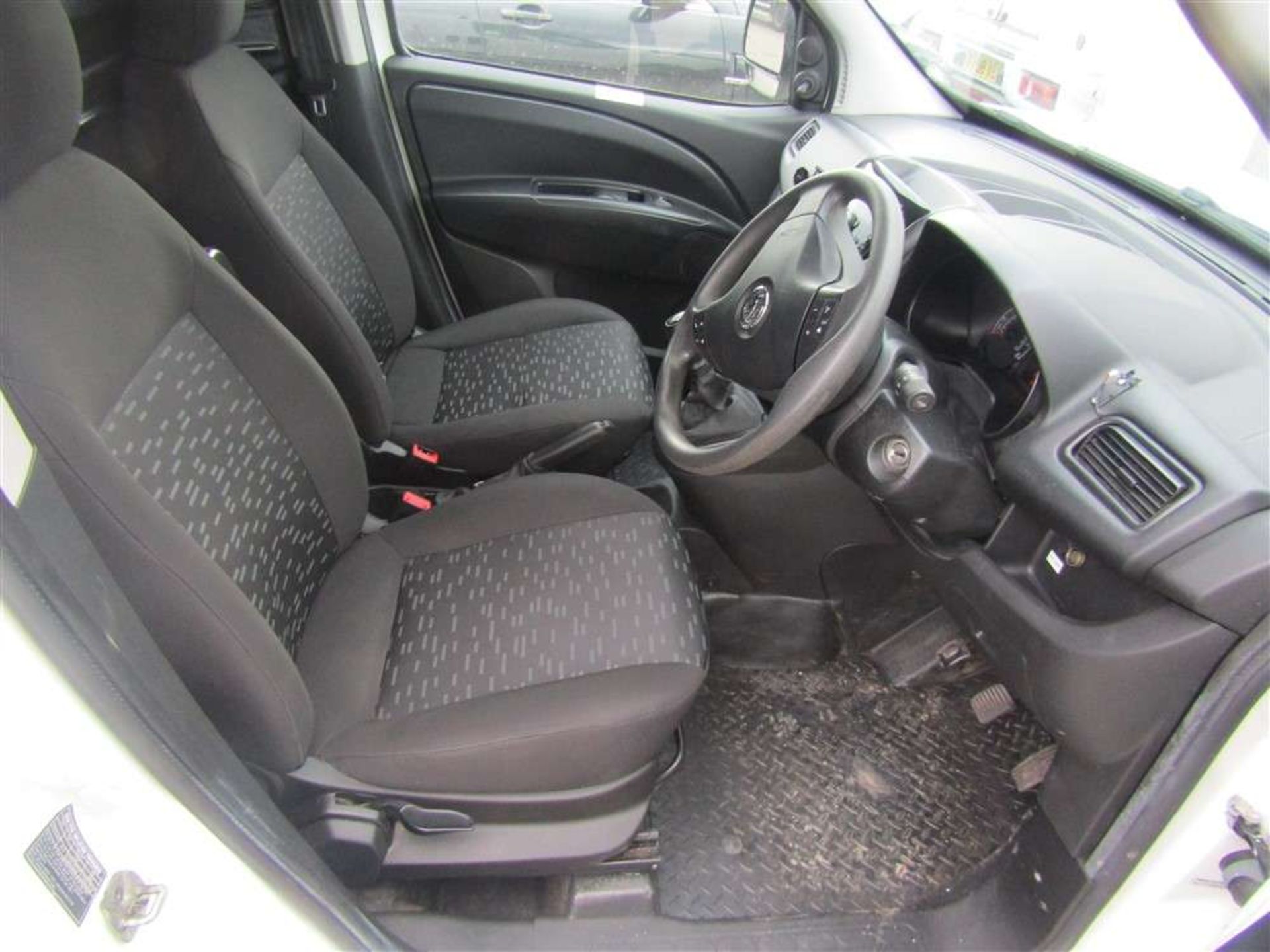 2013 63 reg Vauxhall Combo 2300 CDTI - Image 6 of 7