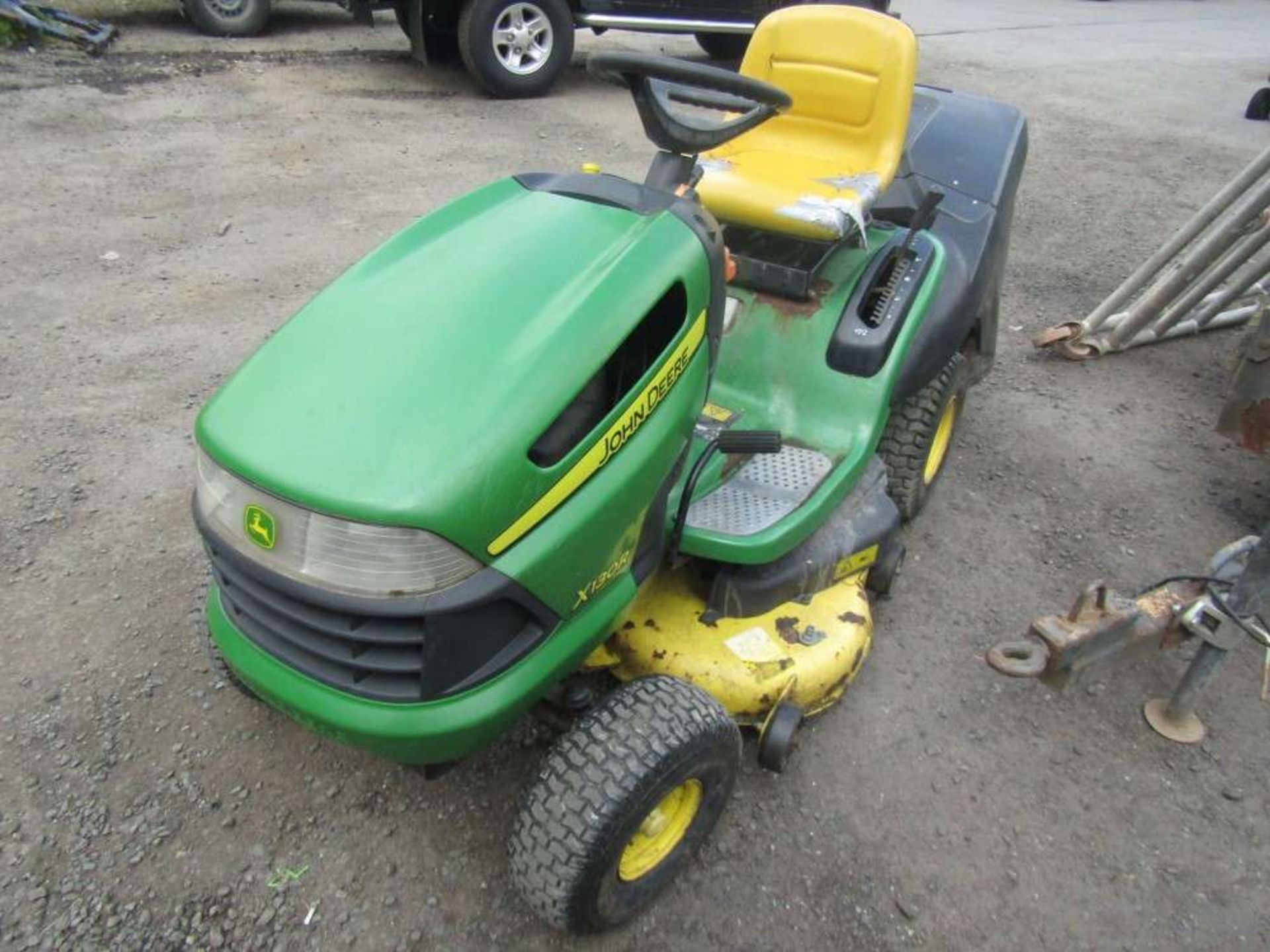 John Deere X130R Ride on Lawnmower - Image 2 of 5