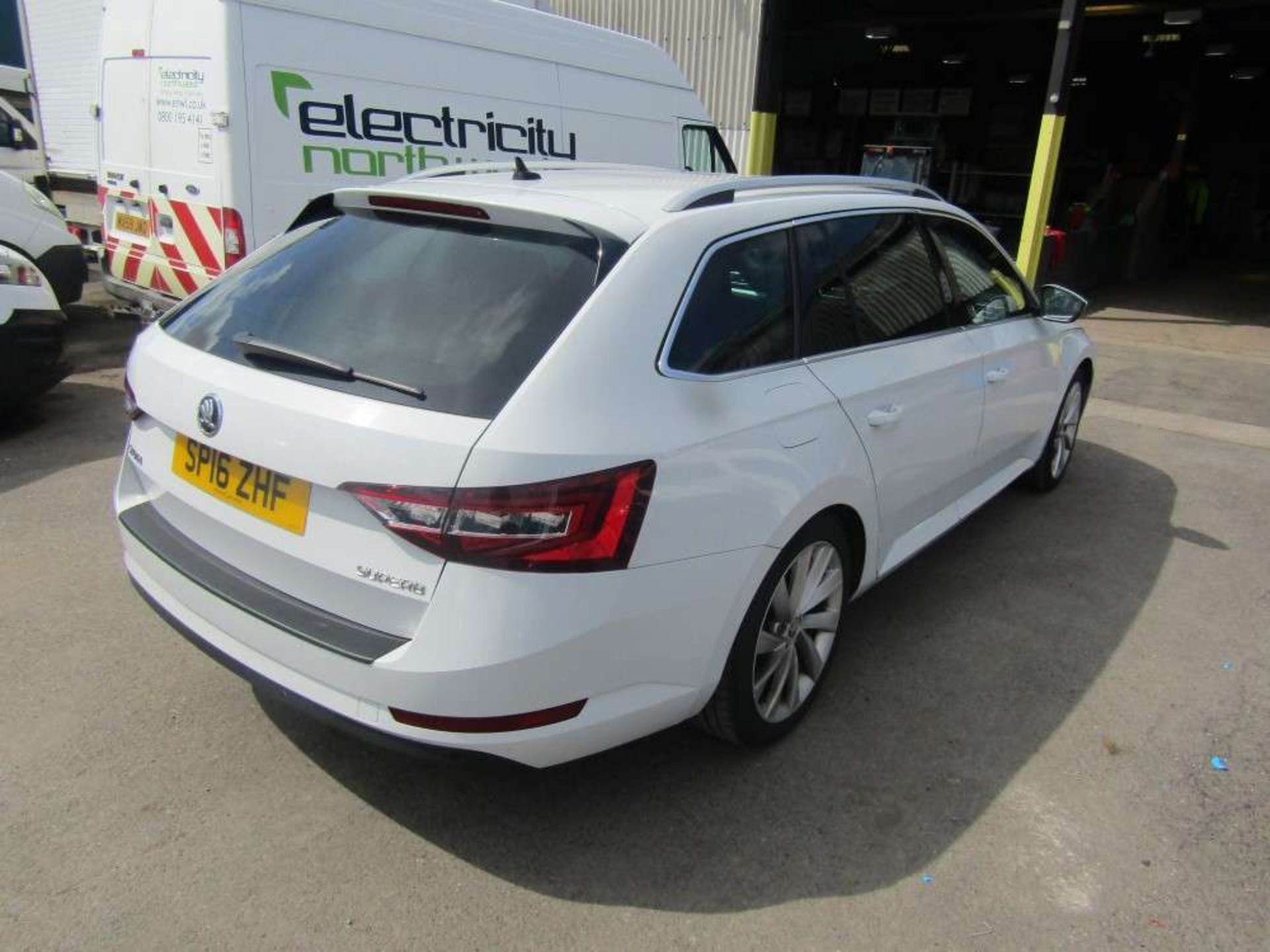 2016 16 reg Skoda Superb SE l Executive TDI S-A Estate - Image 4 of 6