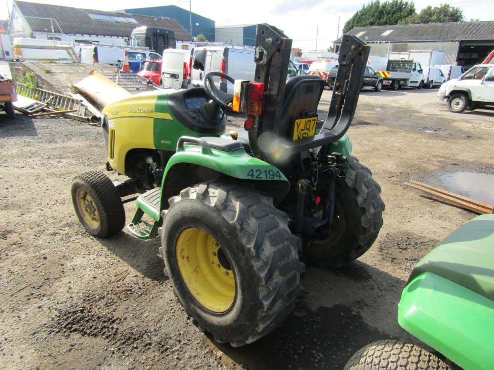 07 reg John Deere 3320 Tractor (Runs but doesn't drive) (Direct Council) - Image 3 of 4