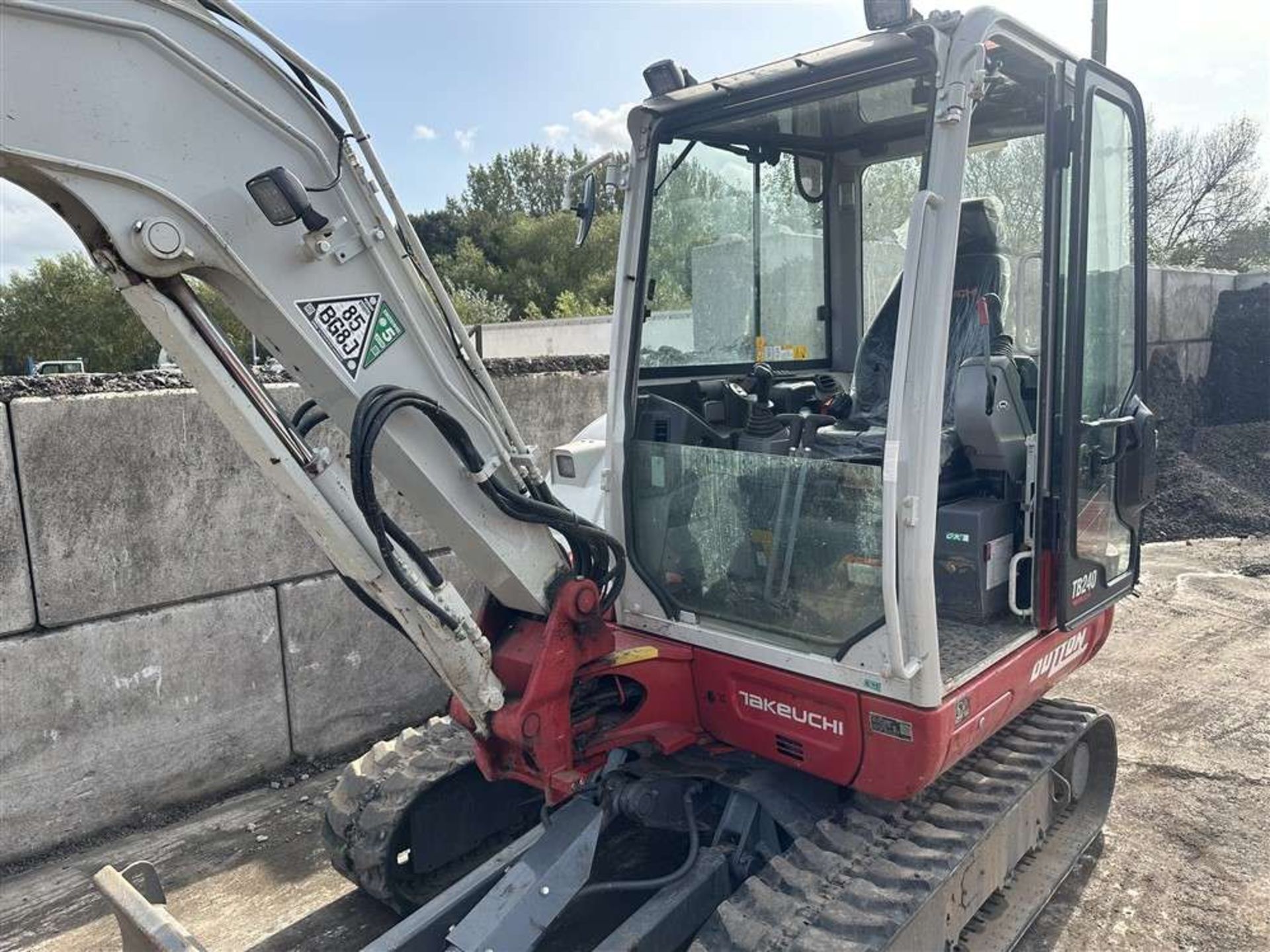 2022 Takeuchi TB240 Tracked Excavator c/w 5 x Buckets, Coded Key, AC & On Board Fuelling Station - Image 3 of 11