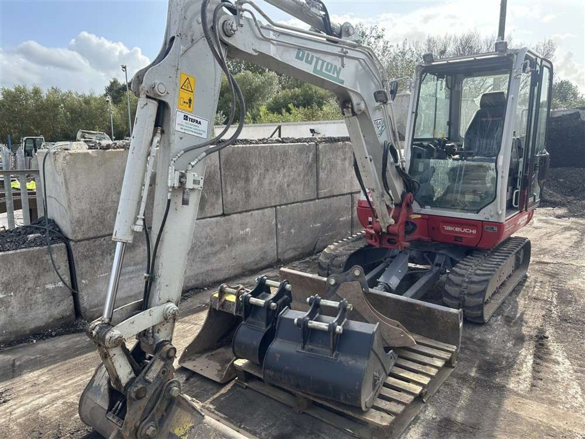 2022 Takeuchi TB240 Tracked Excavator c/w 5 x Buckets, Coded Key, AC & On Board Fuelling Station - Image 2 of 11