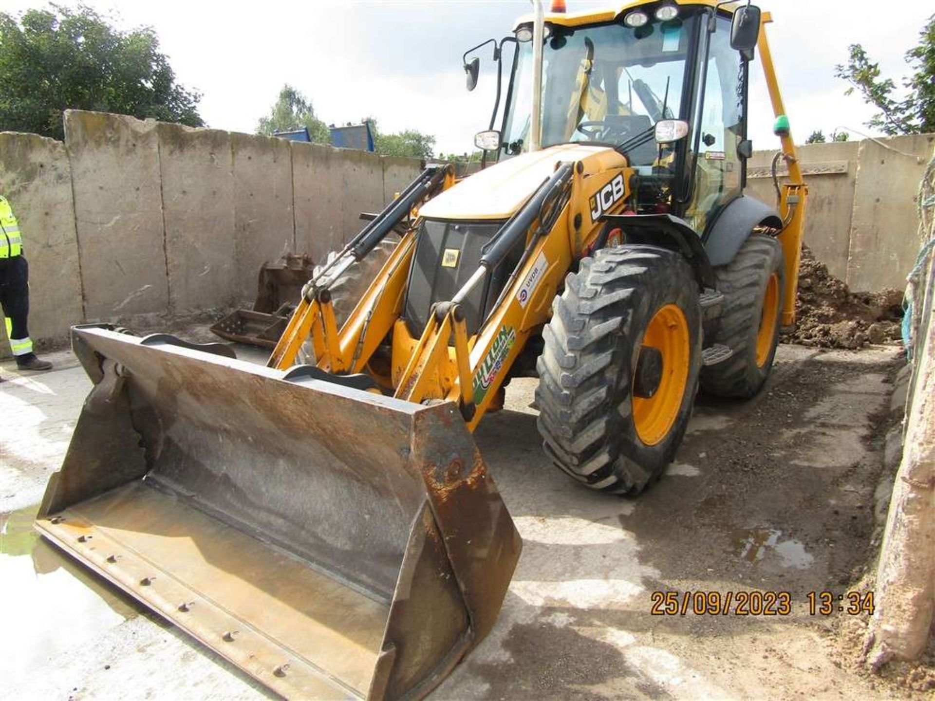 2014 14 reg JCB 4CX Super Site Master with Pole Height Limiters Spec & 4 Buckets - Image 2 of 10
